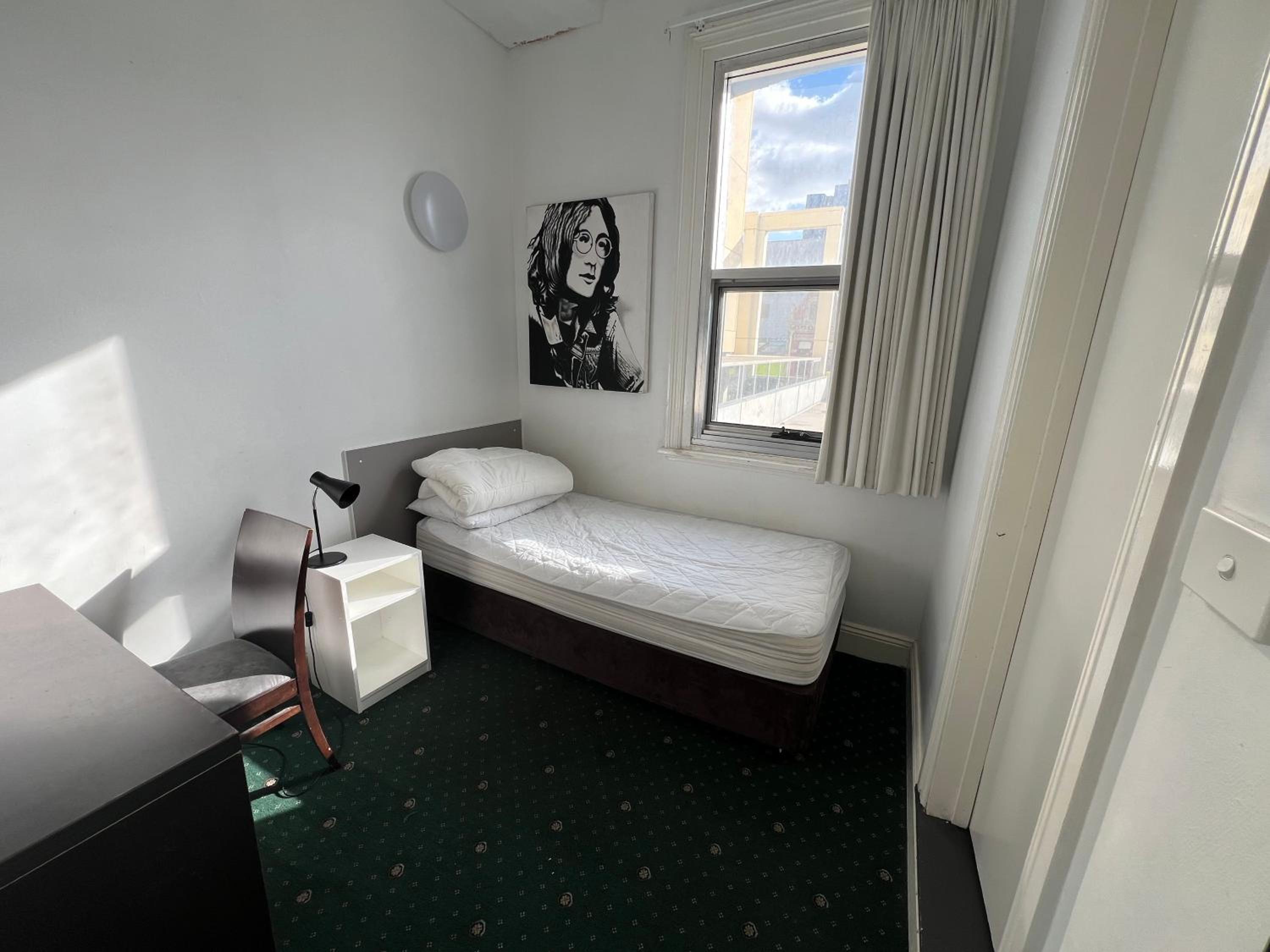 Single Room with Private Bathroom photo 1