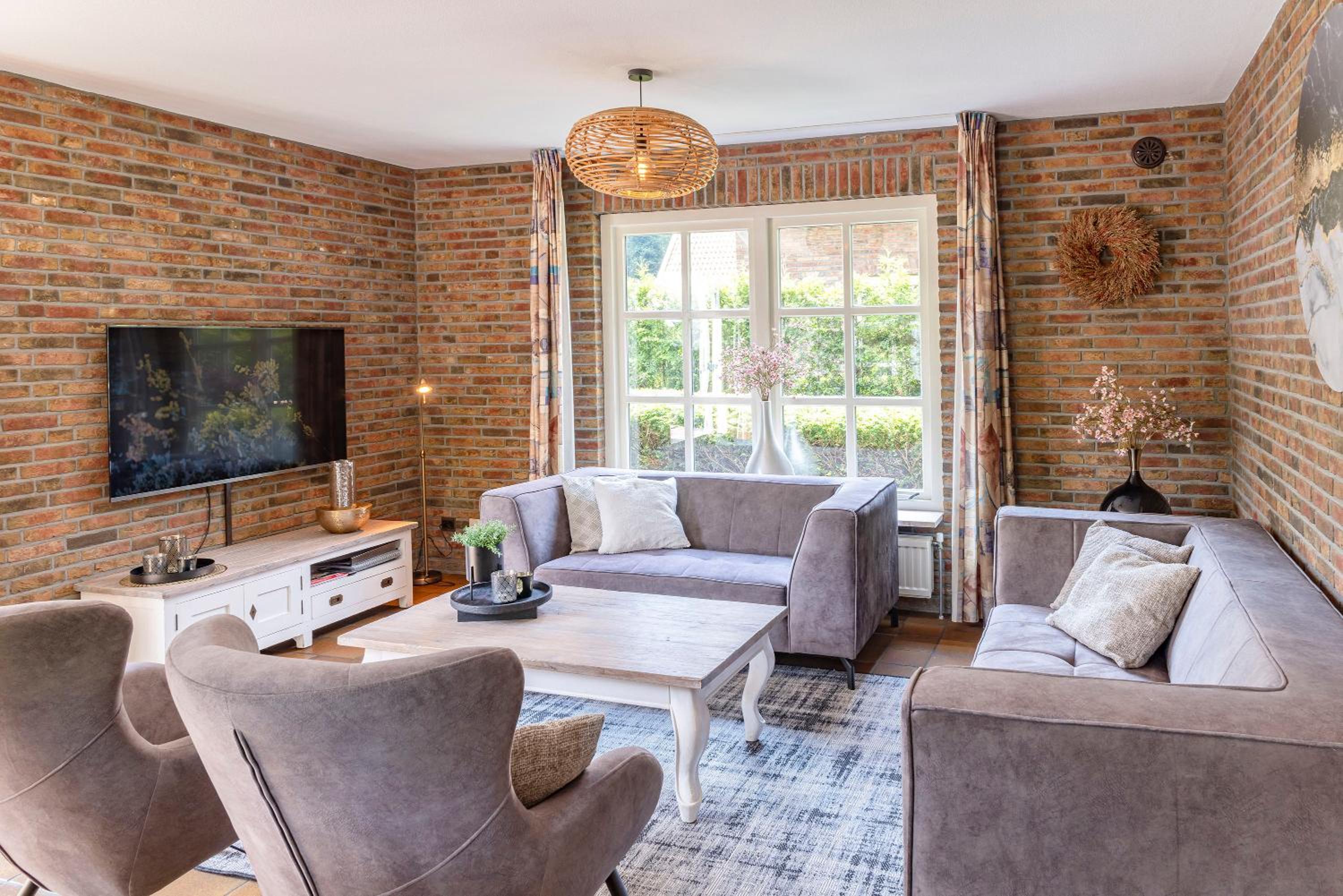 Eight-Bedroom House photo 1