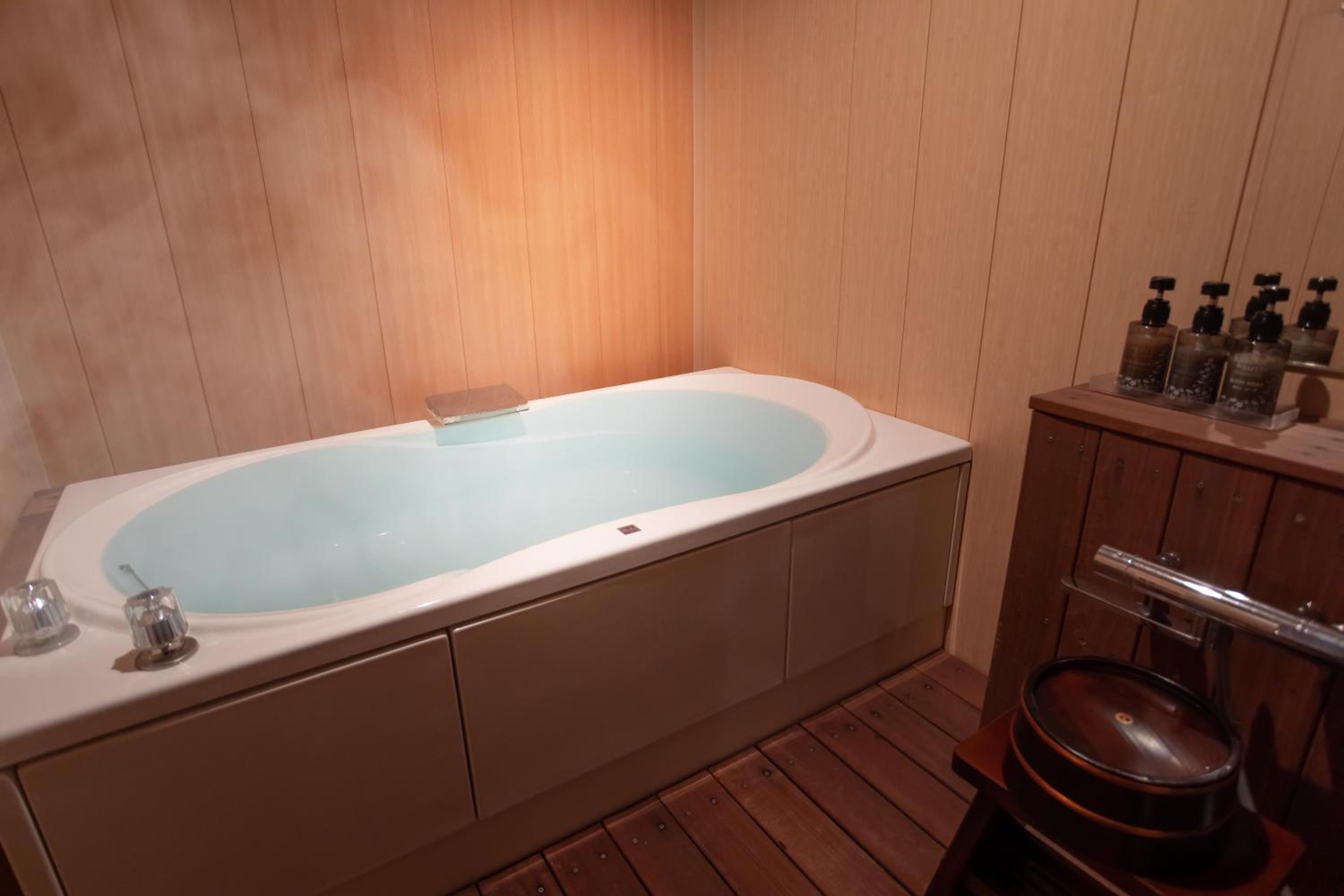 Twin Room with Bath - Photo 4