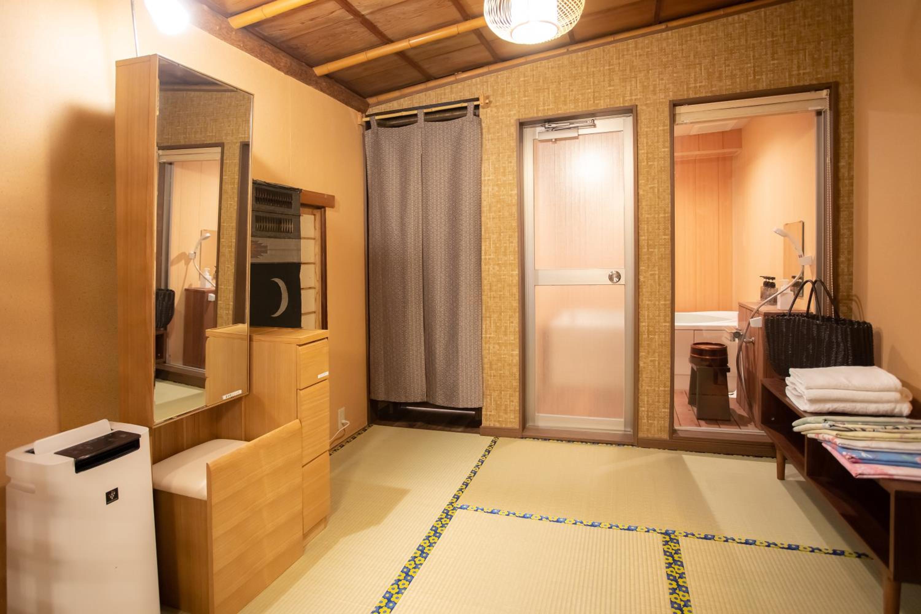 Twin Room with Bath - Photo 5