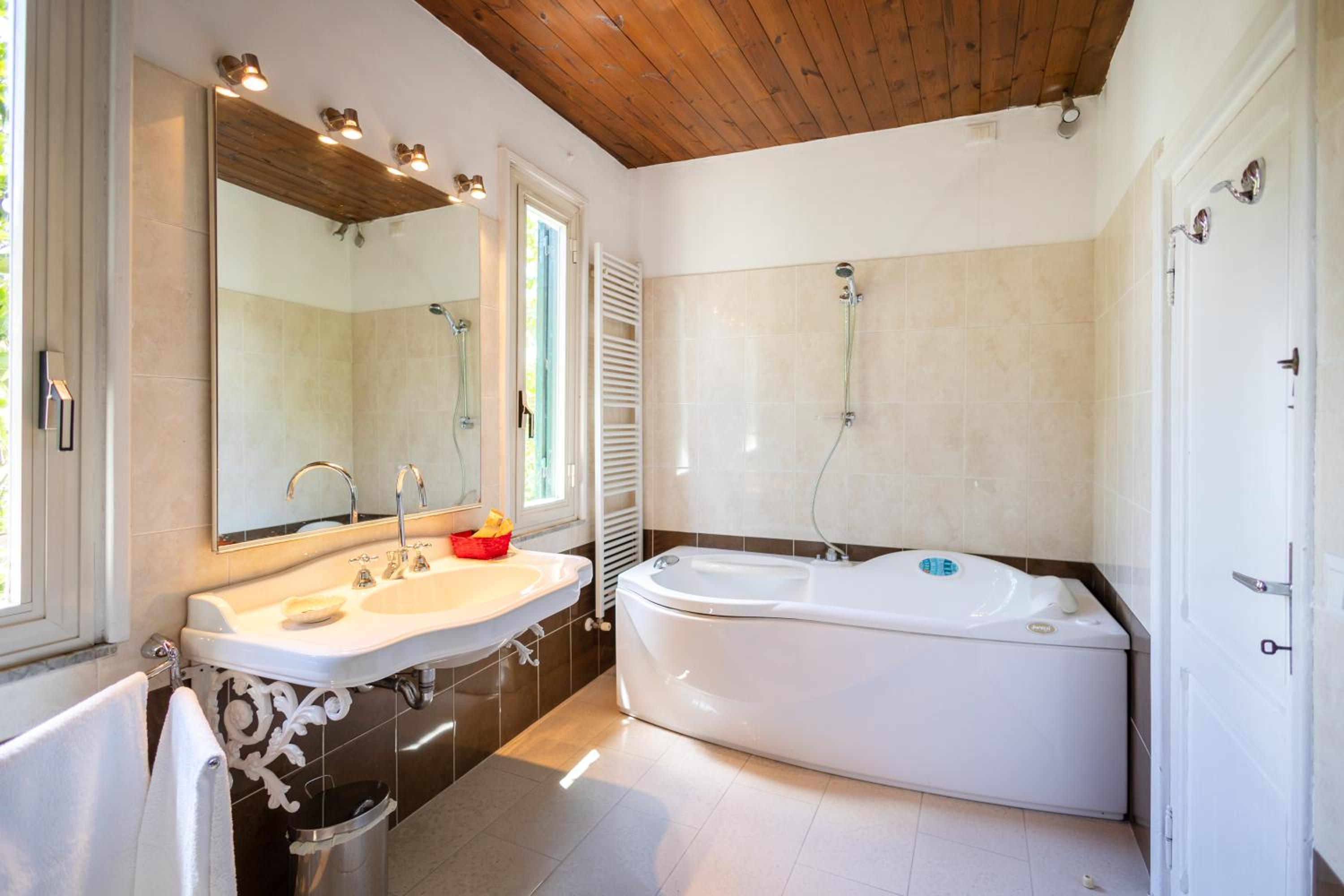 Double Room with Spa Bath photo 3