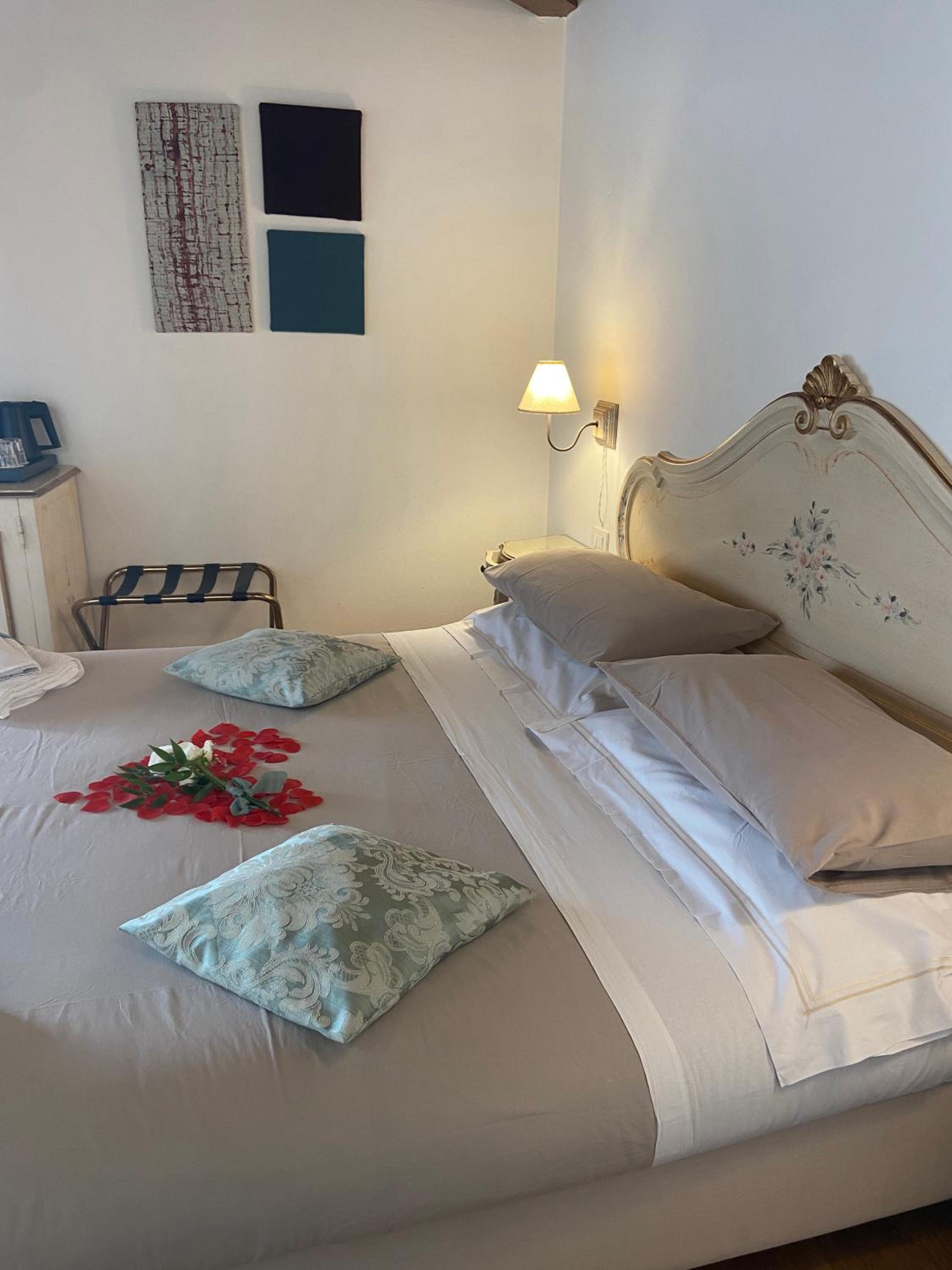 Deluxe Double or Twin Room with City View photo 2