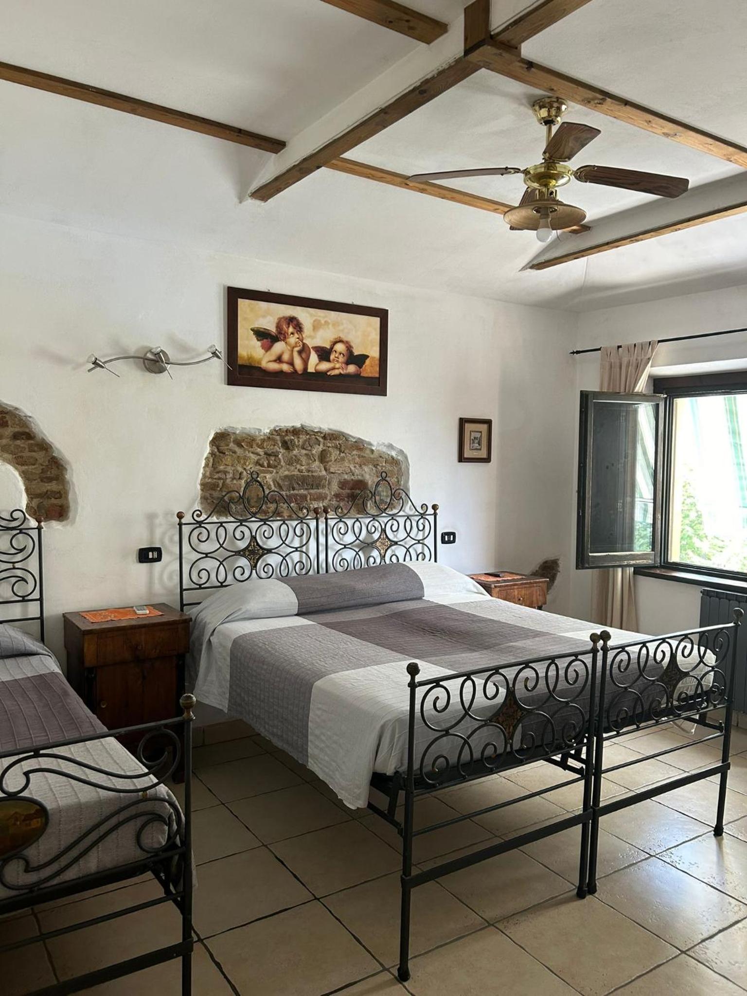 Quadruple Room with Private Bathroom - Photo 3