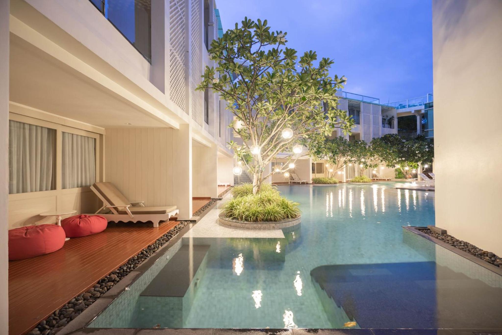 Deluxe Double Room with Direct Pool Access - Photo 9