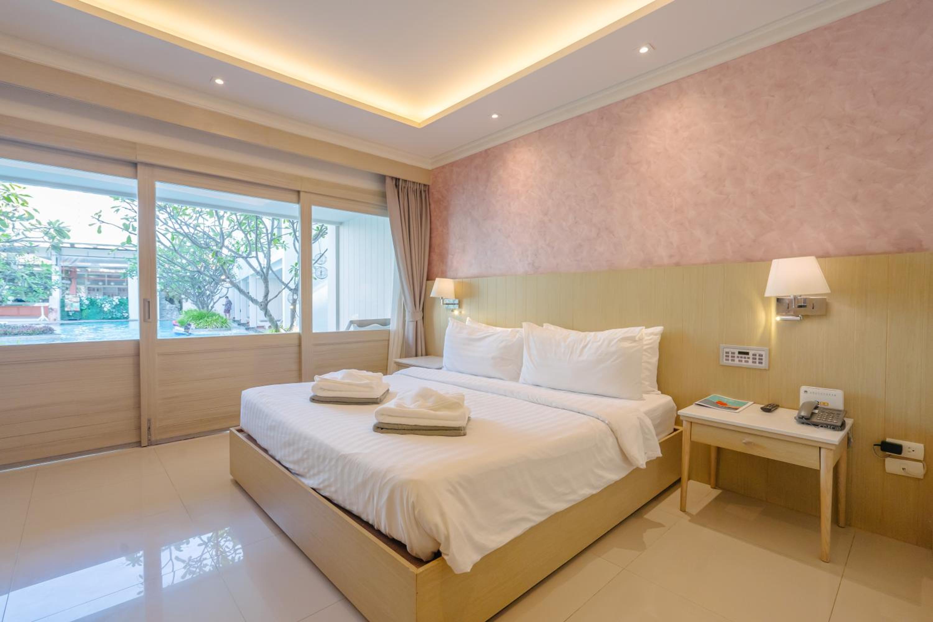 Deluxe Double Room with Direct Pool Access - Photo 8