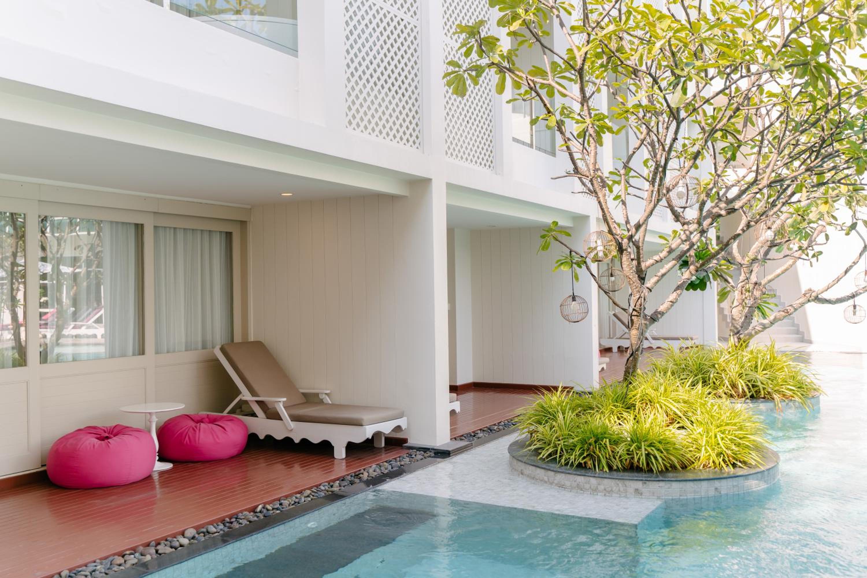 Deluxe Double Room with Direct Pool Access - Photo 12