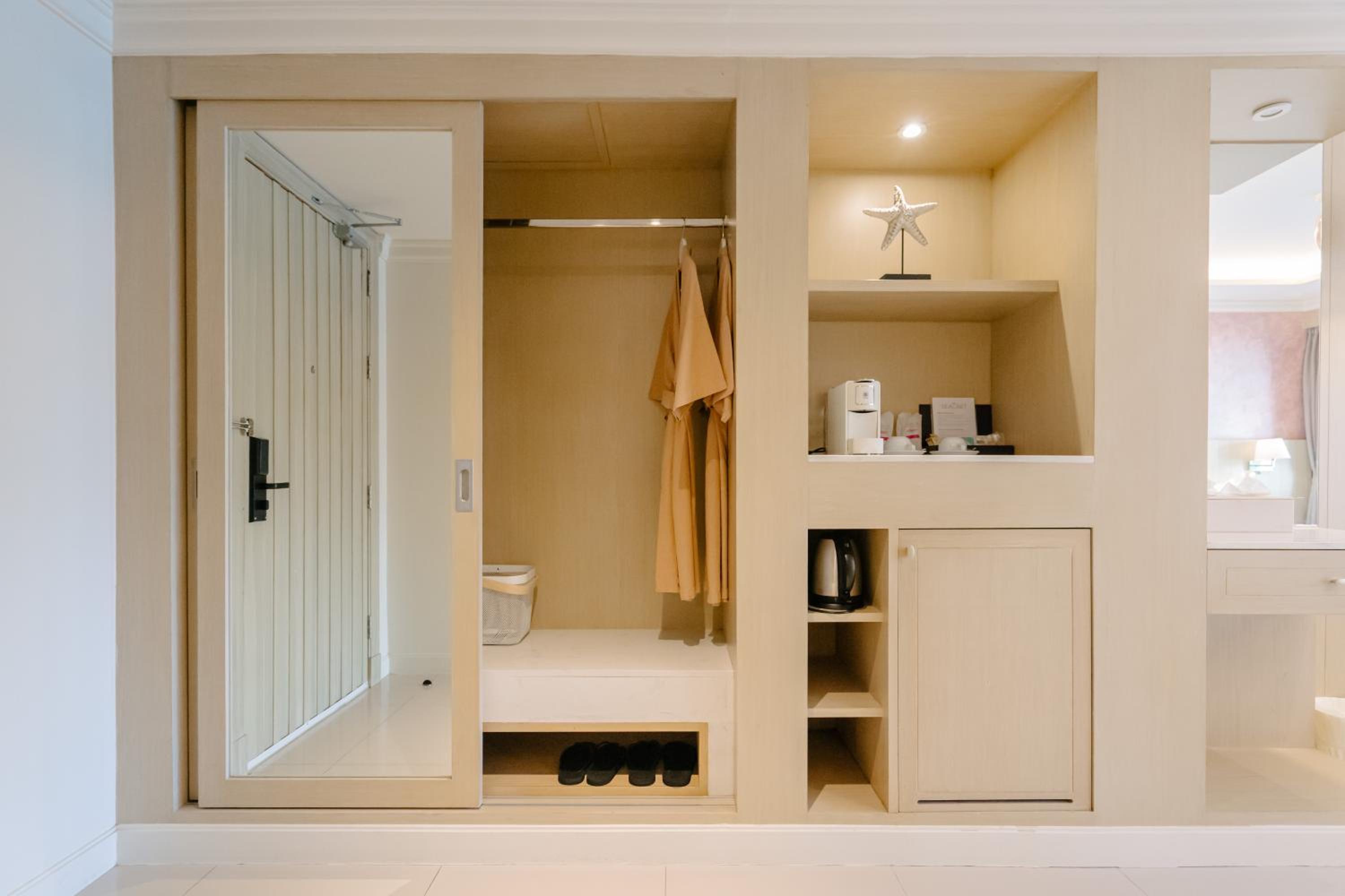 Deluxe Double Room with Direct Pool Access - Photo 11