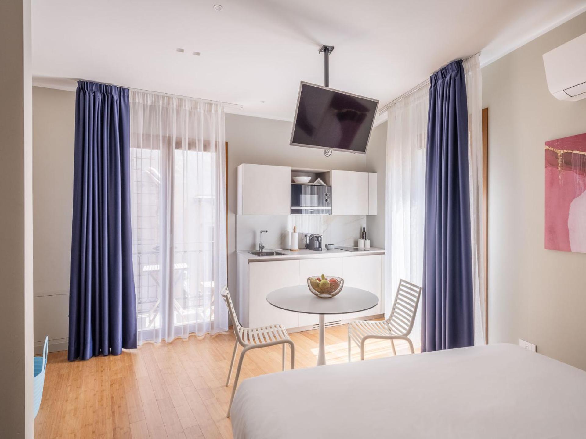 Apartment with Balcony photo 2