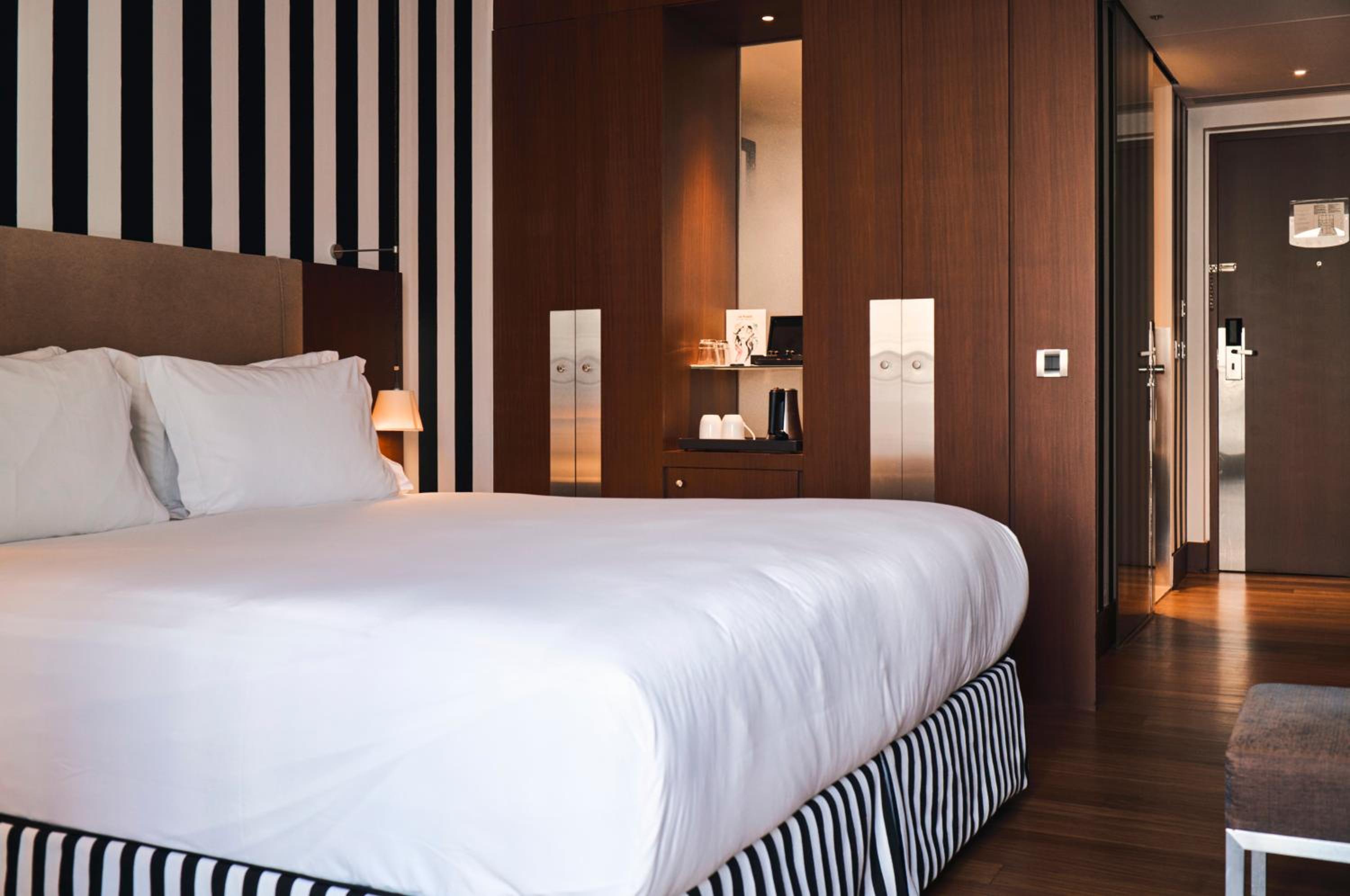 Deluxe Double Room thumbnail 5