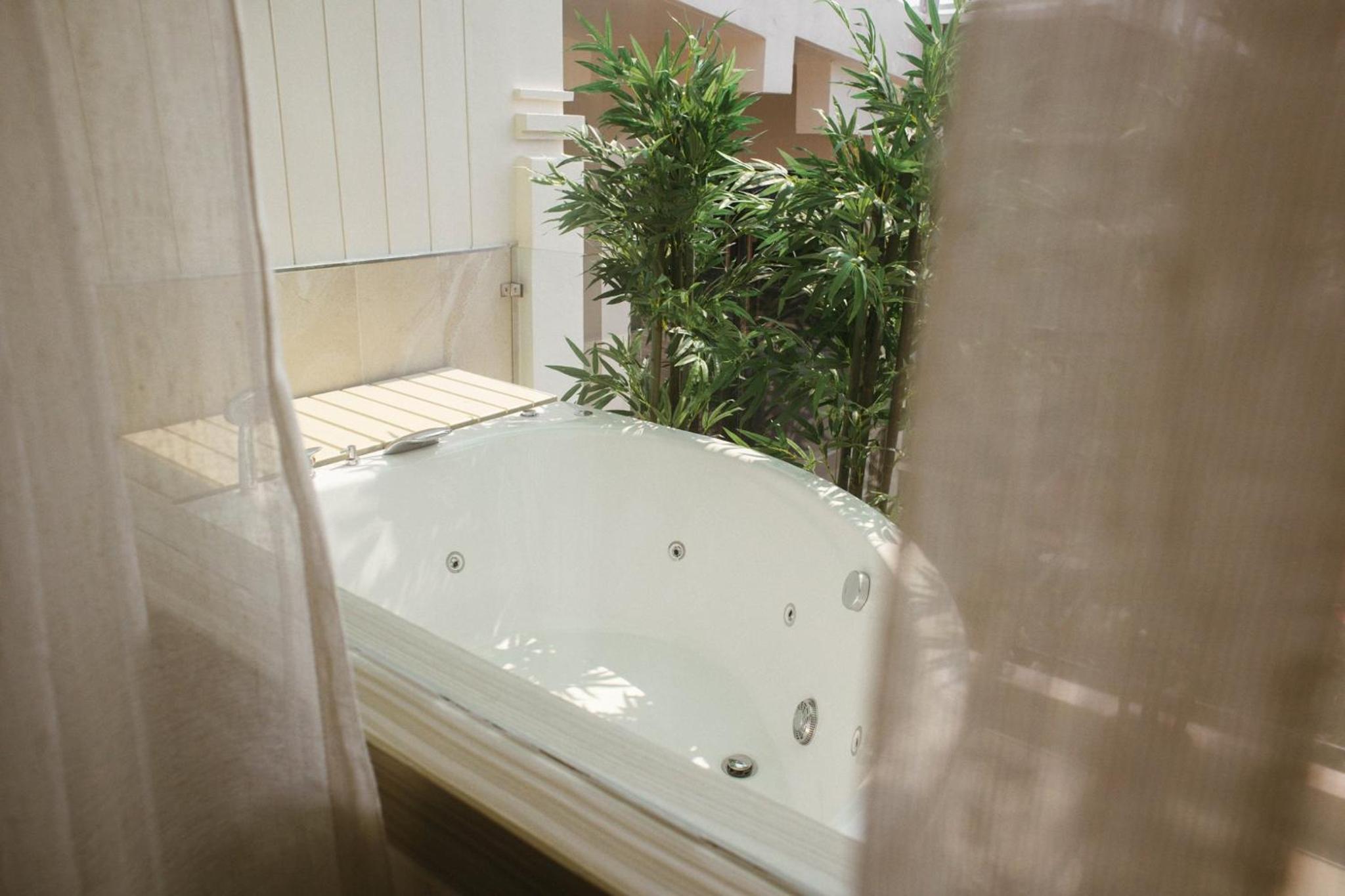 Suite with Spa Bath - Photo 4