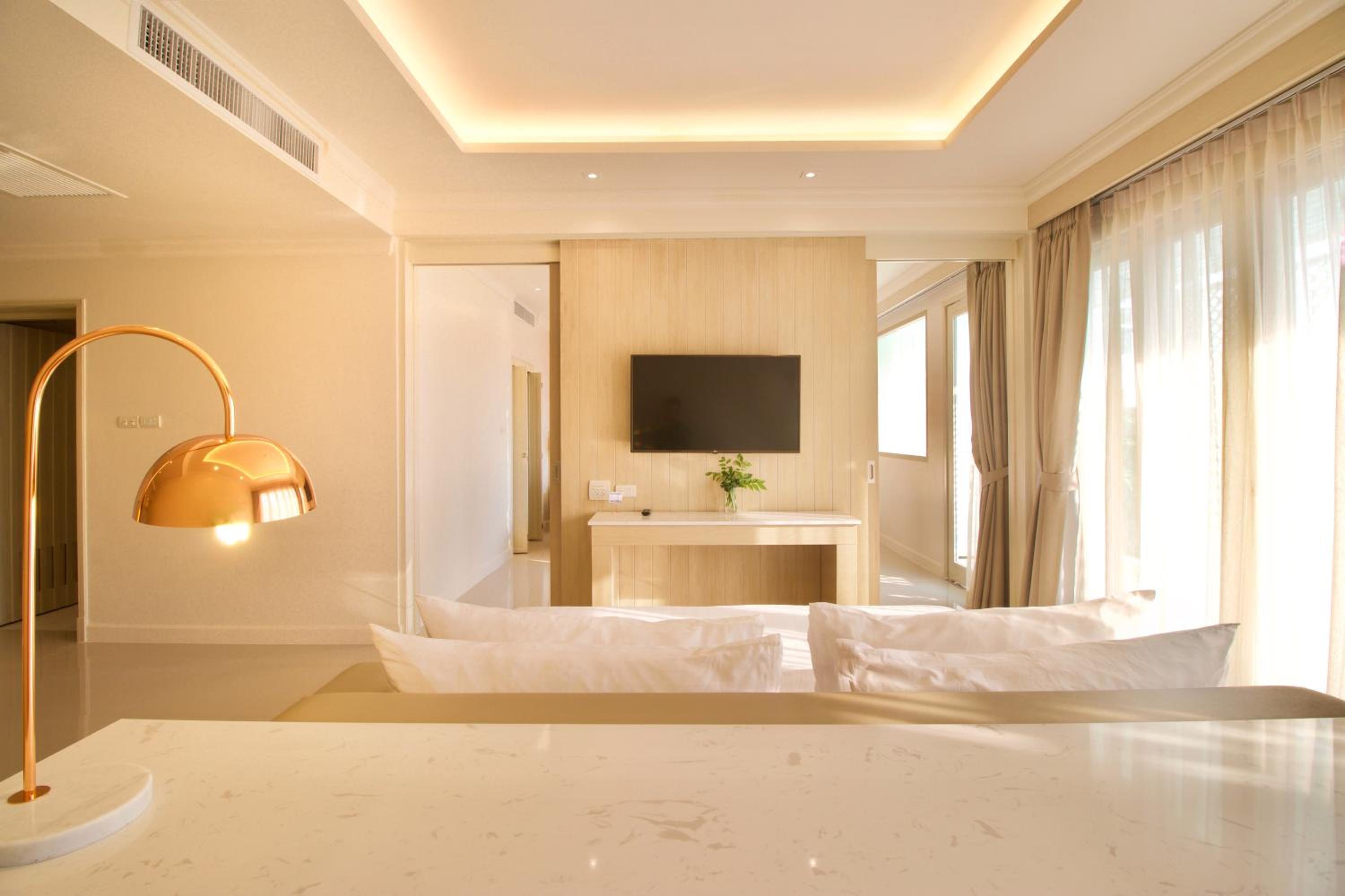 Suite with Spa Bath - Photo 7