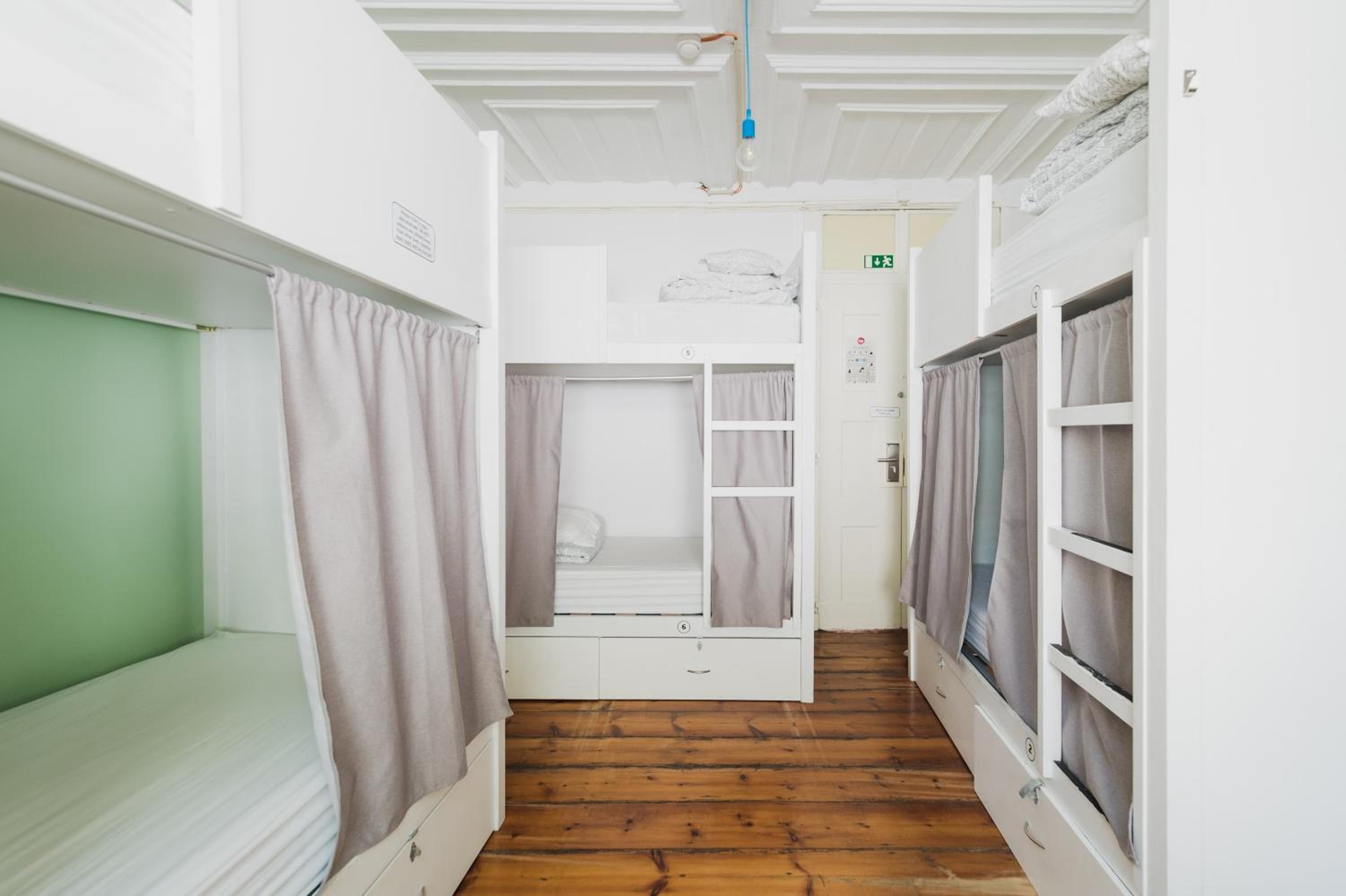 Bed in 6-Bed Female Dormitory Room with Bathroom  photo 3