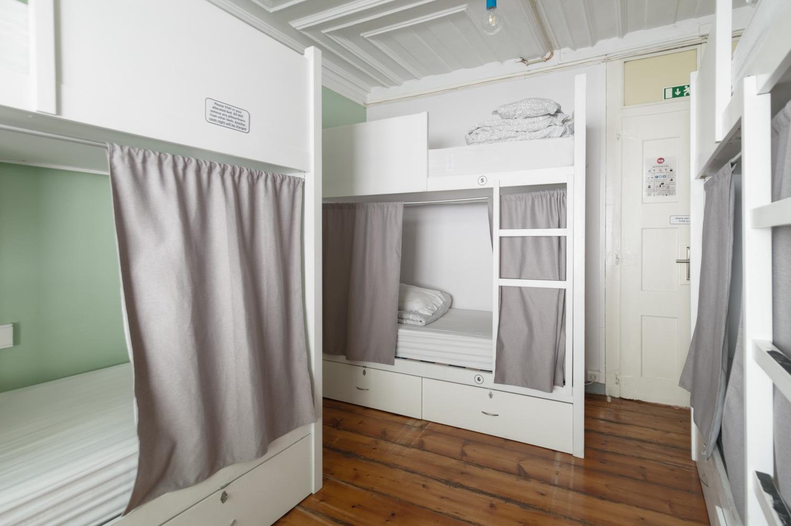 Bed in 6-Bed Female Dormitory Room with Bathroom  photo 2