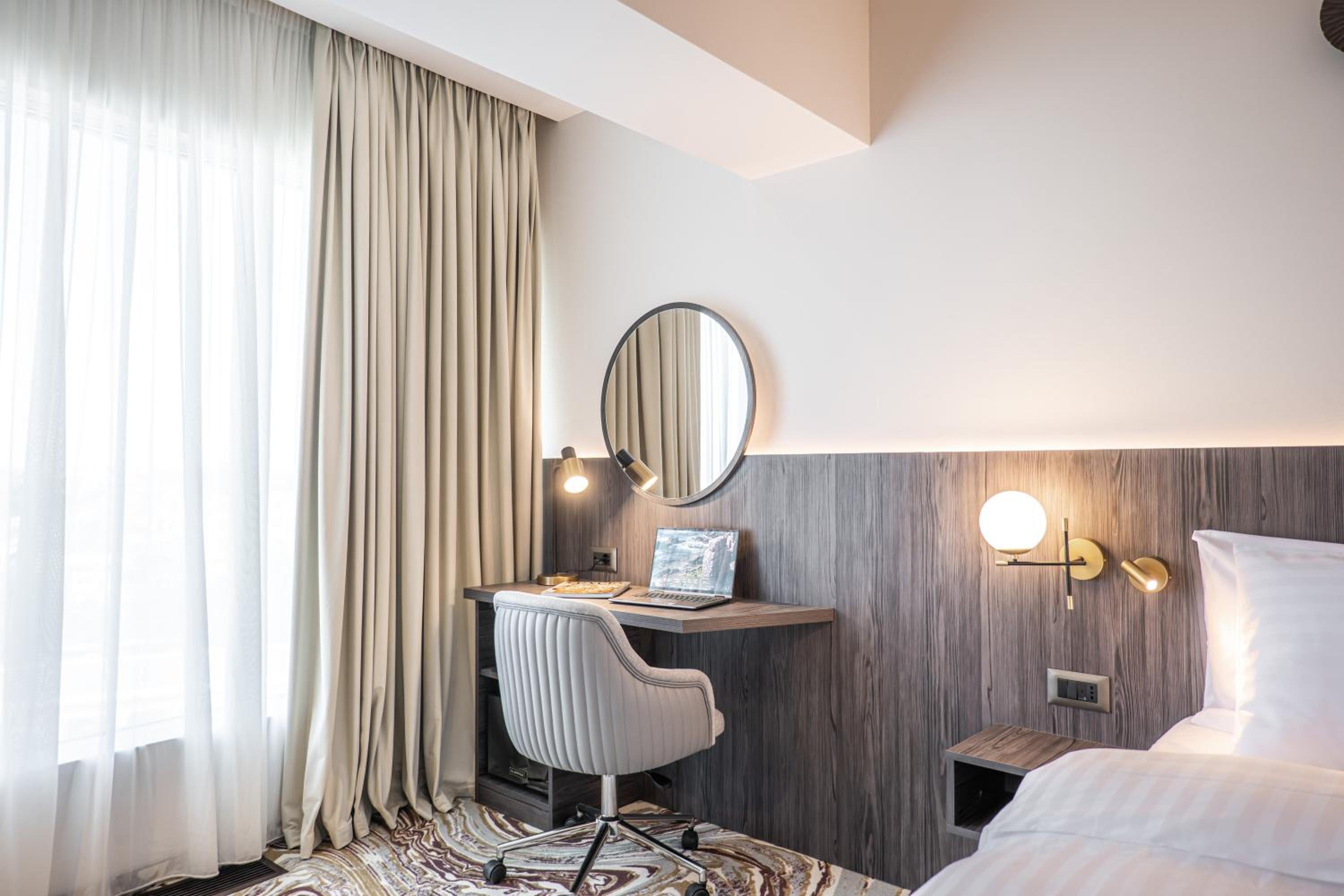 Superior King Room - Photo 6