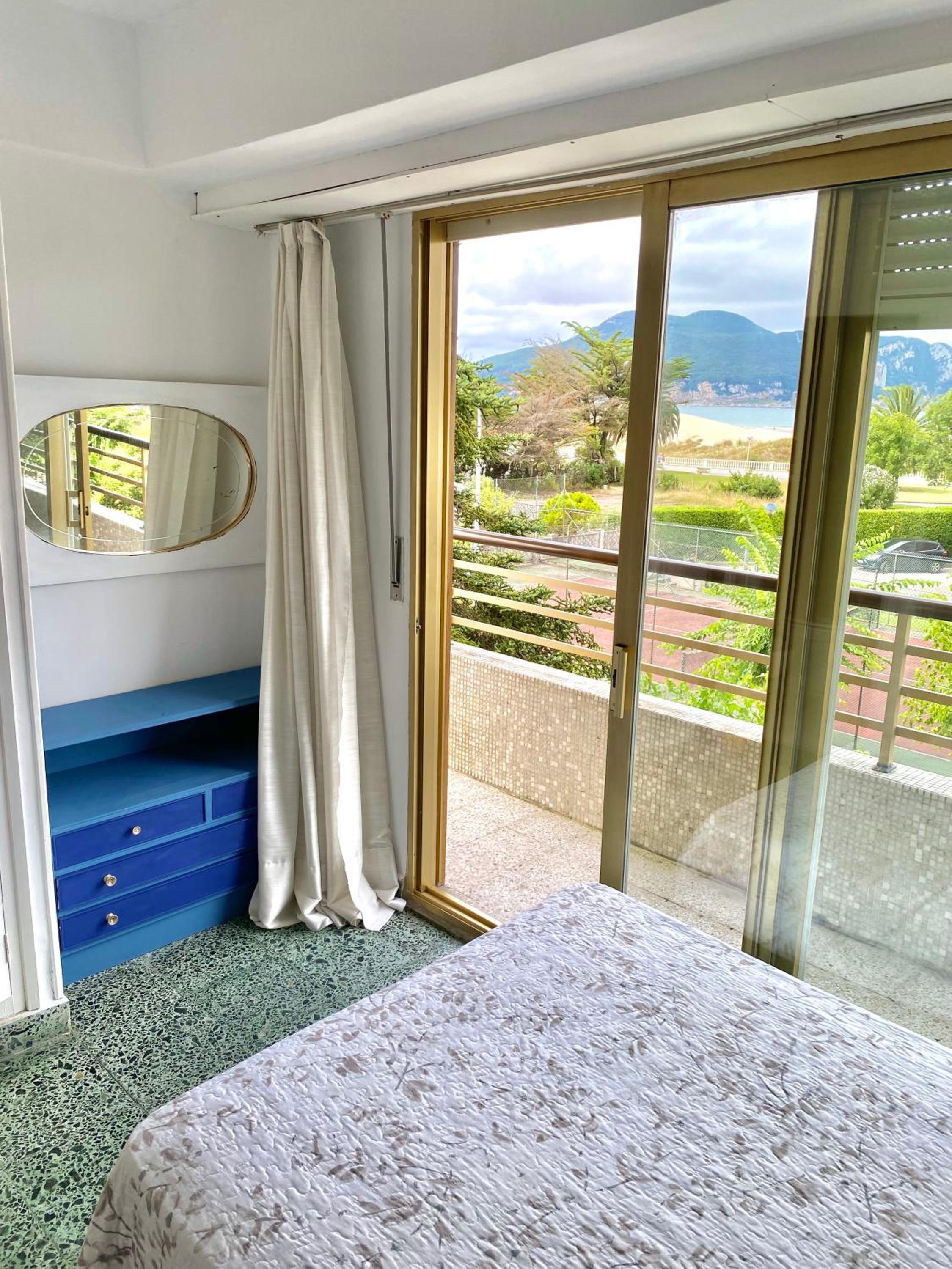 Three-Bedroom Apartment with Sea View - Photo 10