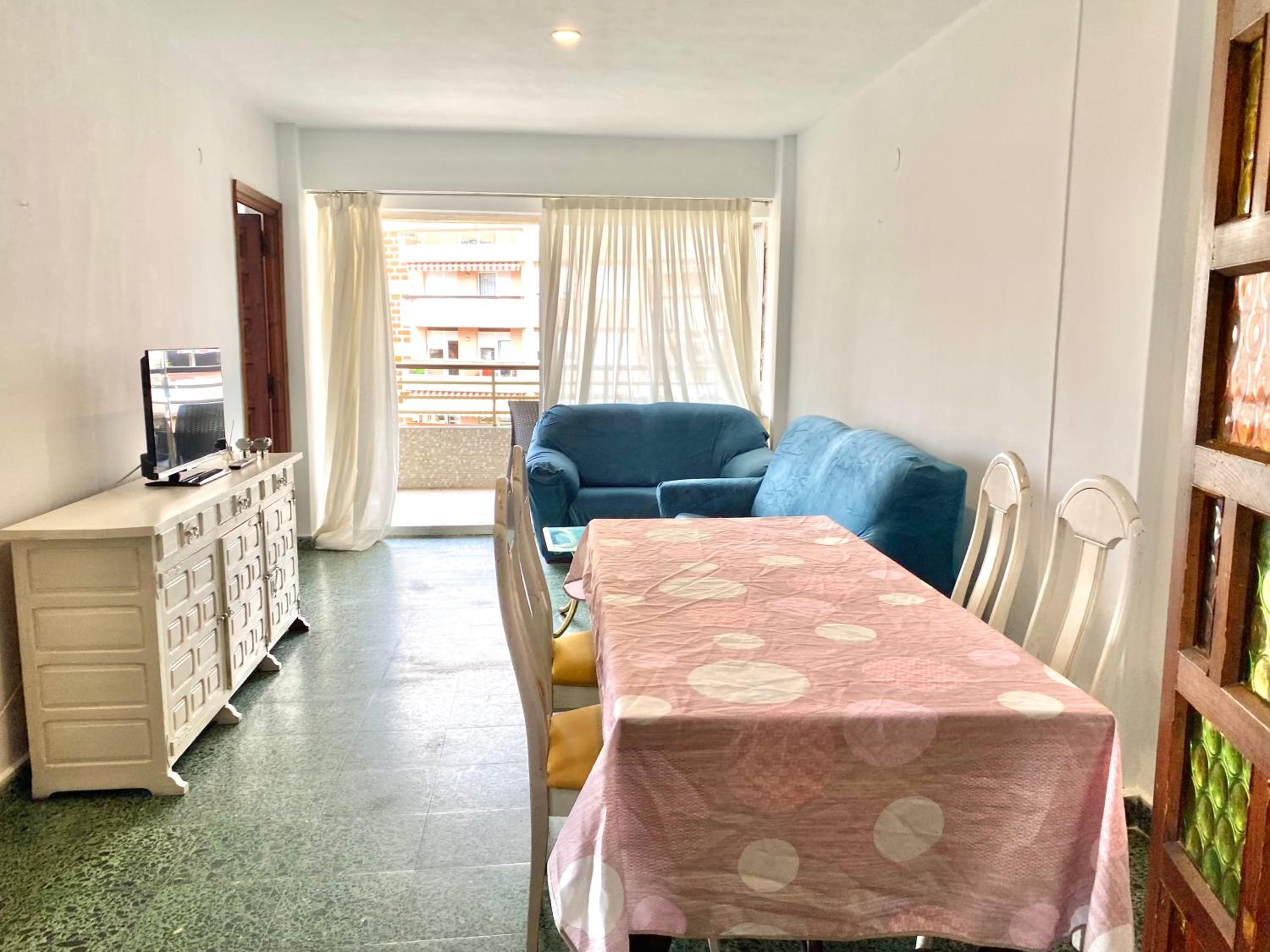 Three-Bedroom Apartment with Sea View - Photo 2