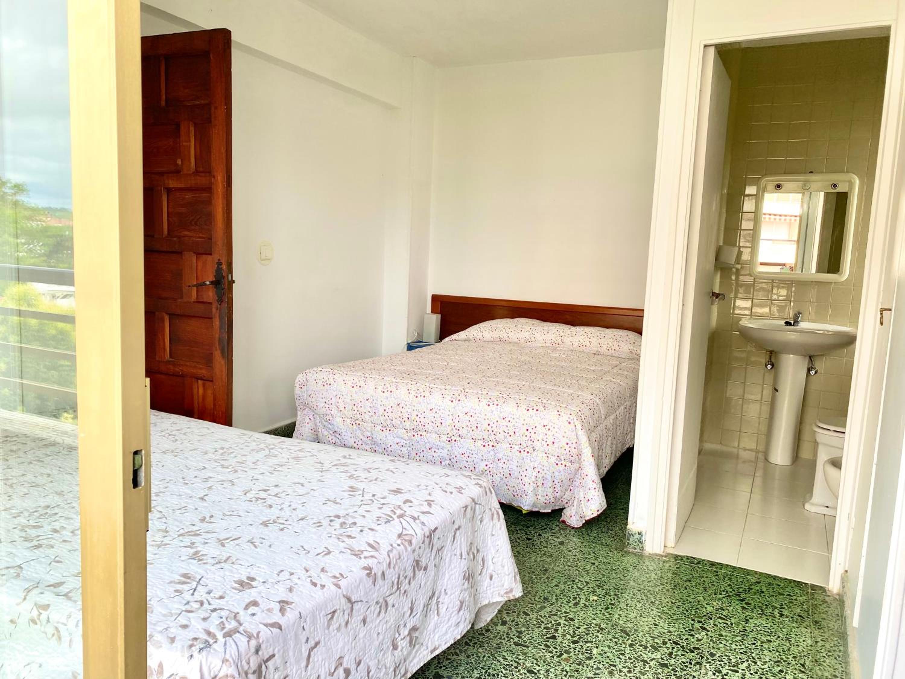 Three-Bedroom Apartment with Sea View - Photo 1