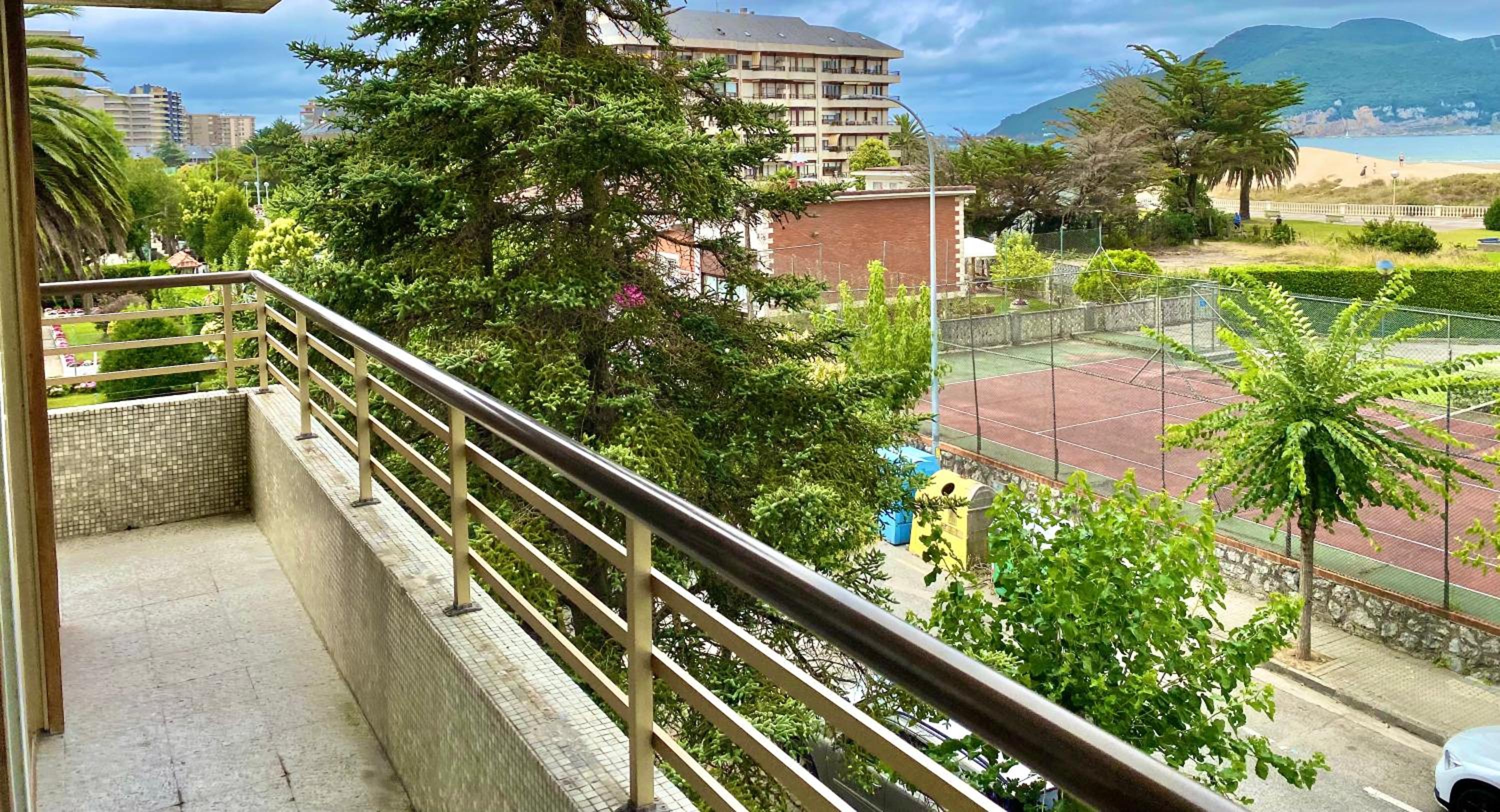 Three-Bedroom Apartment with Sea View - Photo 7