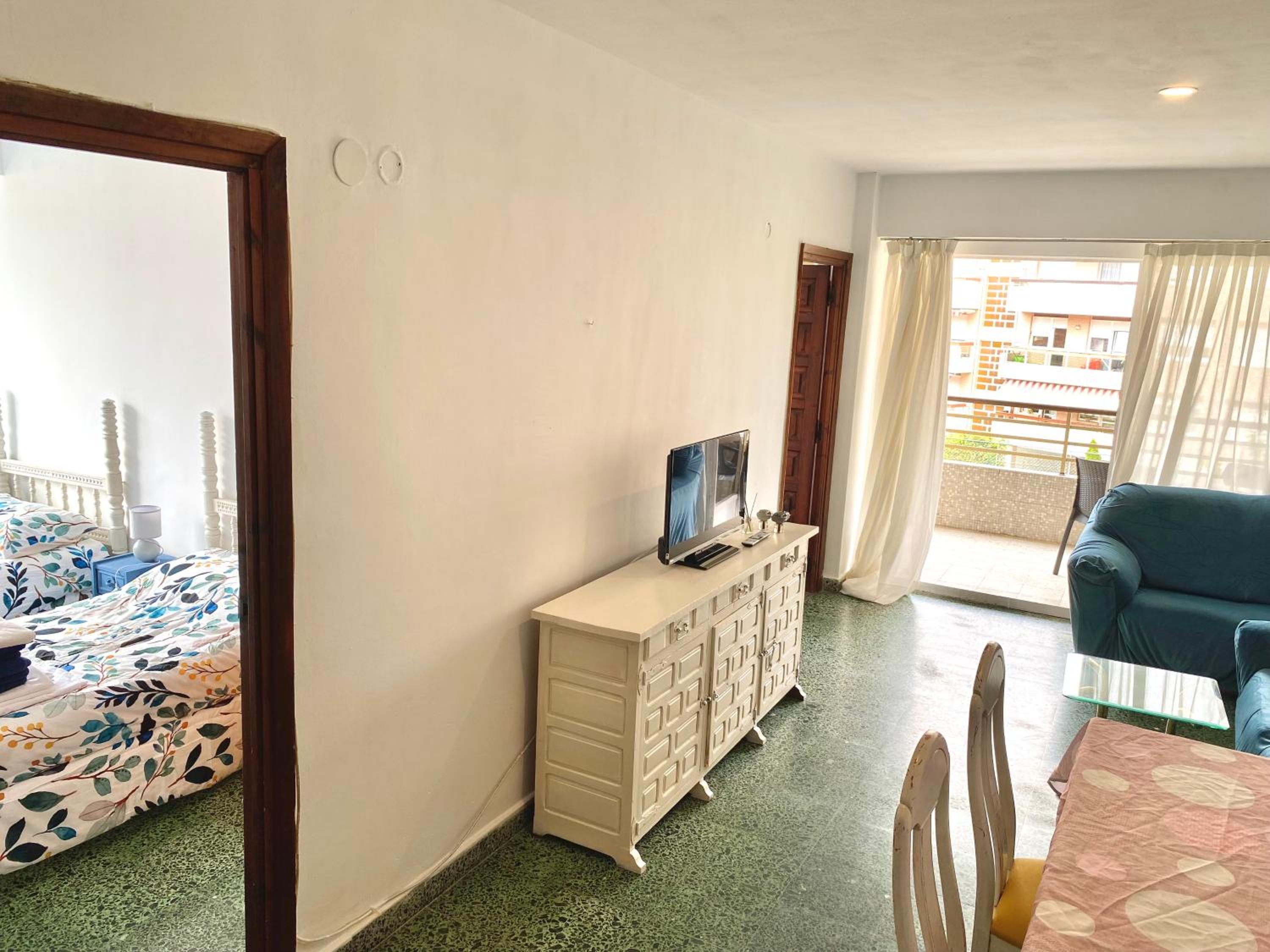 Three-Bedroom Apartment with Sea View - Photo 6