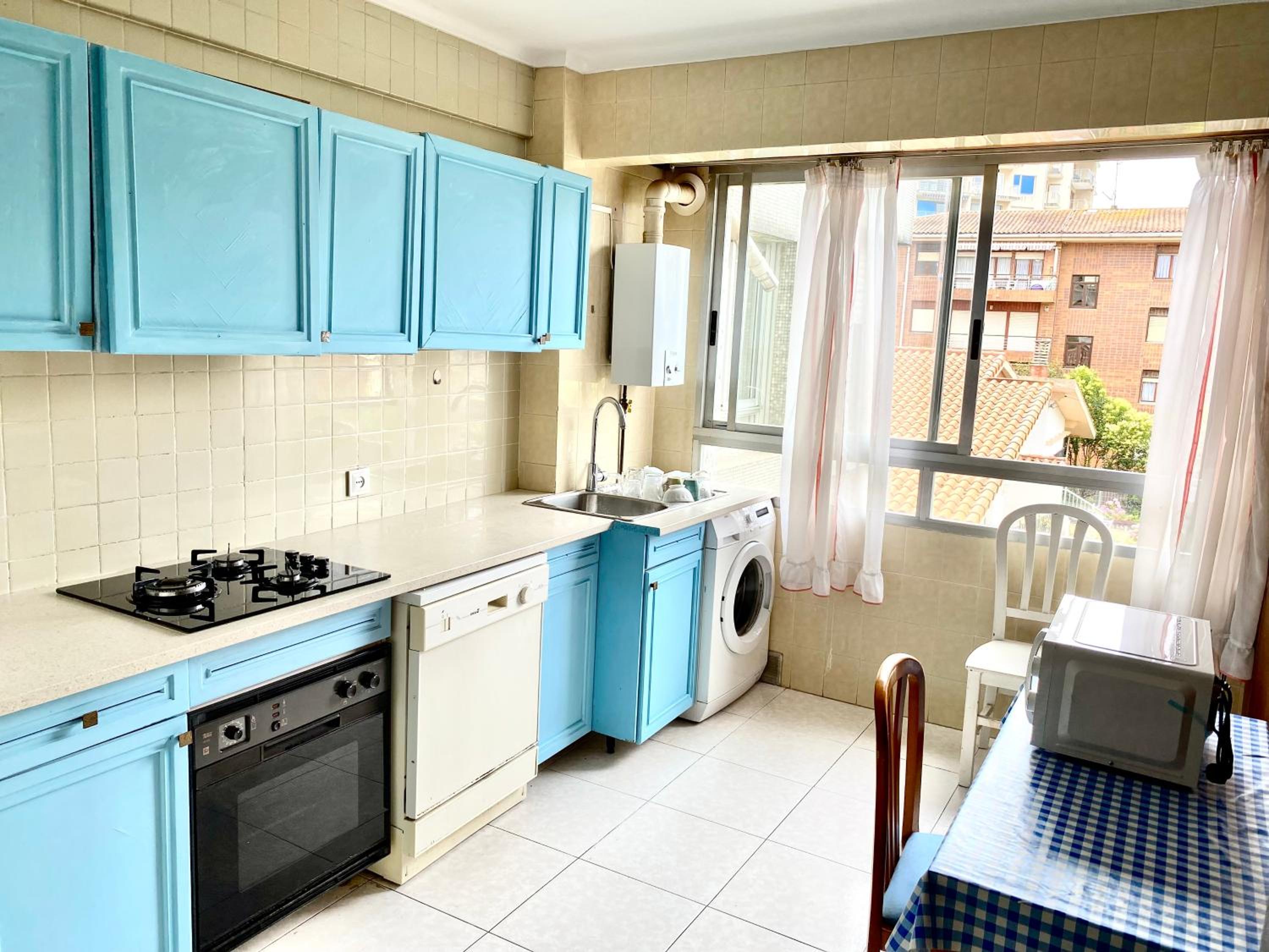 Three-Bedroom Apartment with Sea View - Photo 5