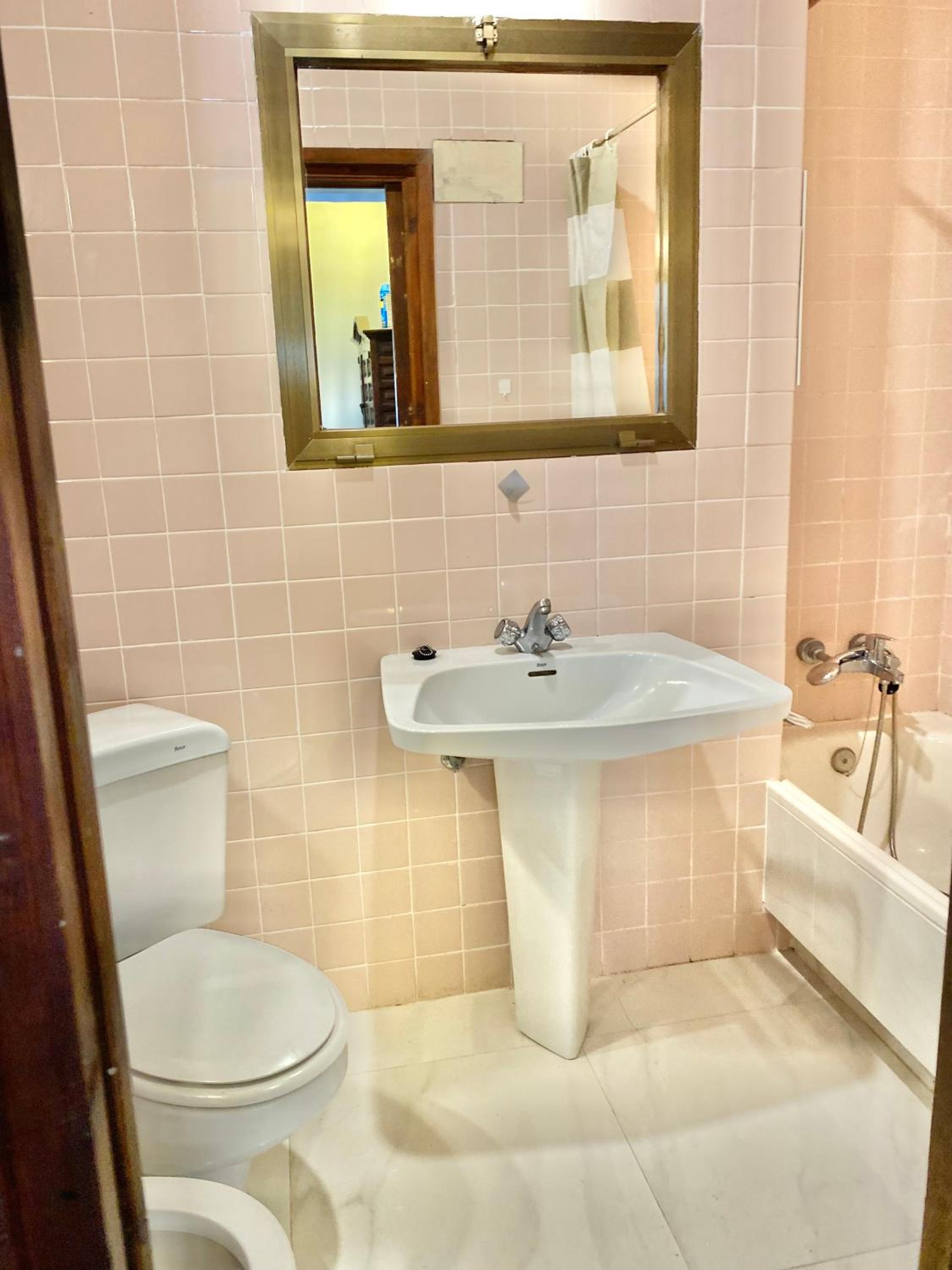Three-Bedroom Apartment with Sea View - Photo 4