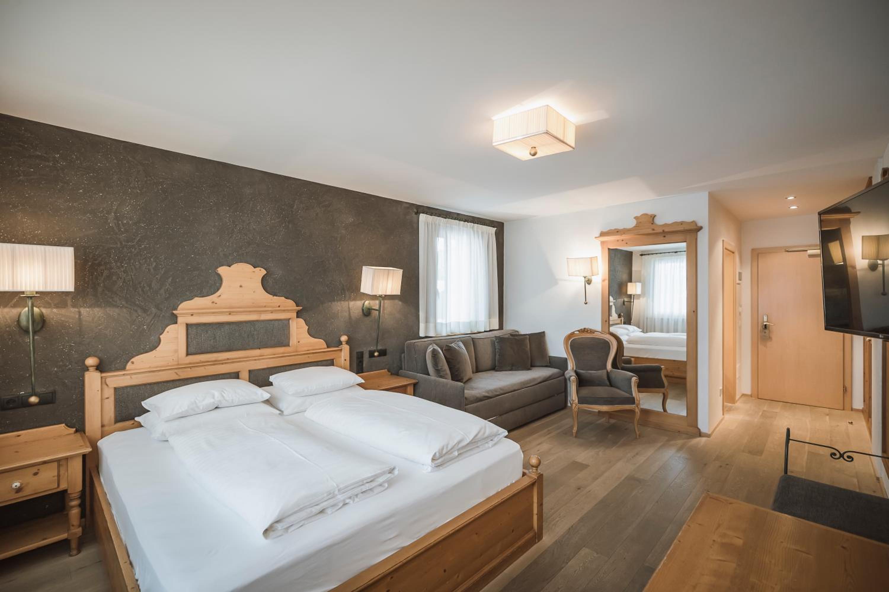 Double Room with Balcony - Photo 2