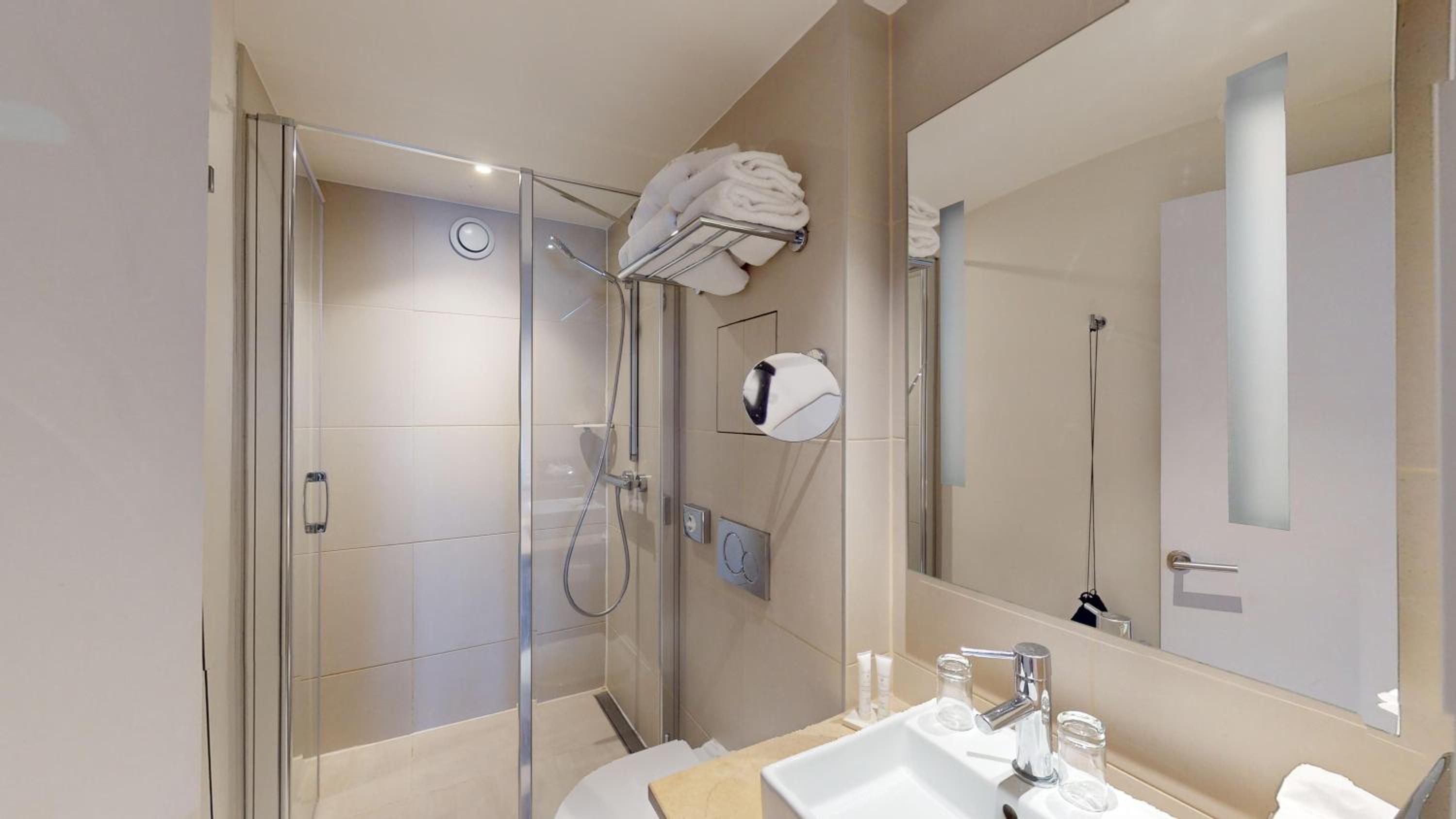 Superior Double Room thumbnail 5