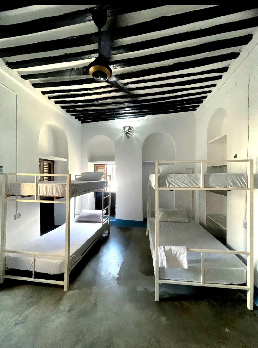 6-Bed Mixed Dormitory Room photo 1