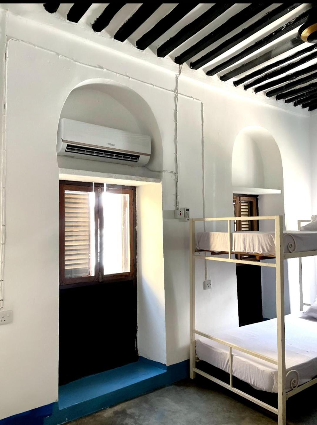 6-Bed Mixed Dormitory Room photo 2