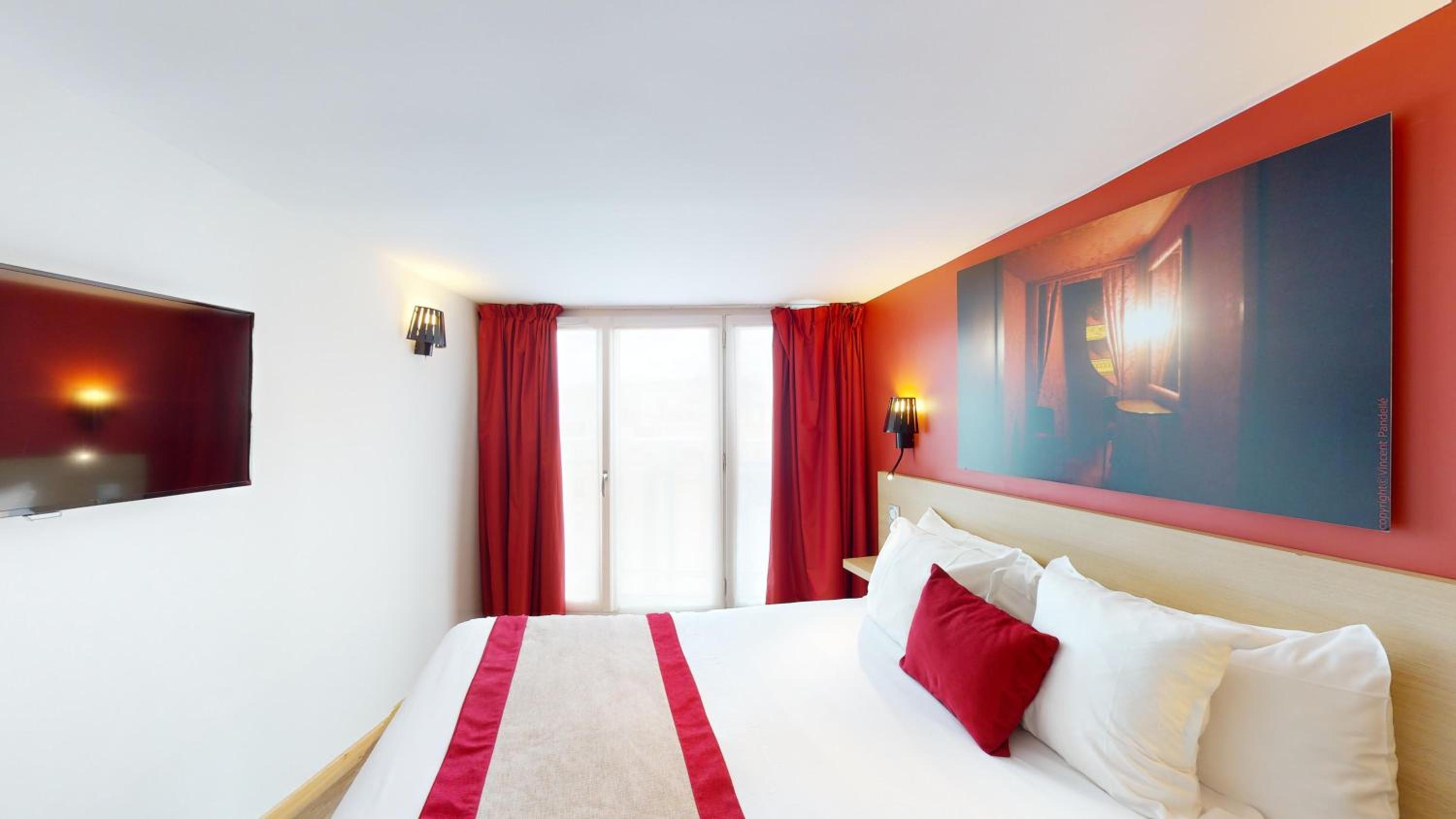 Queen Room with Single Bed