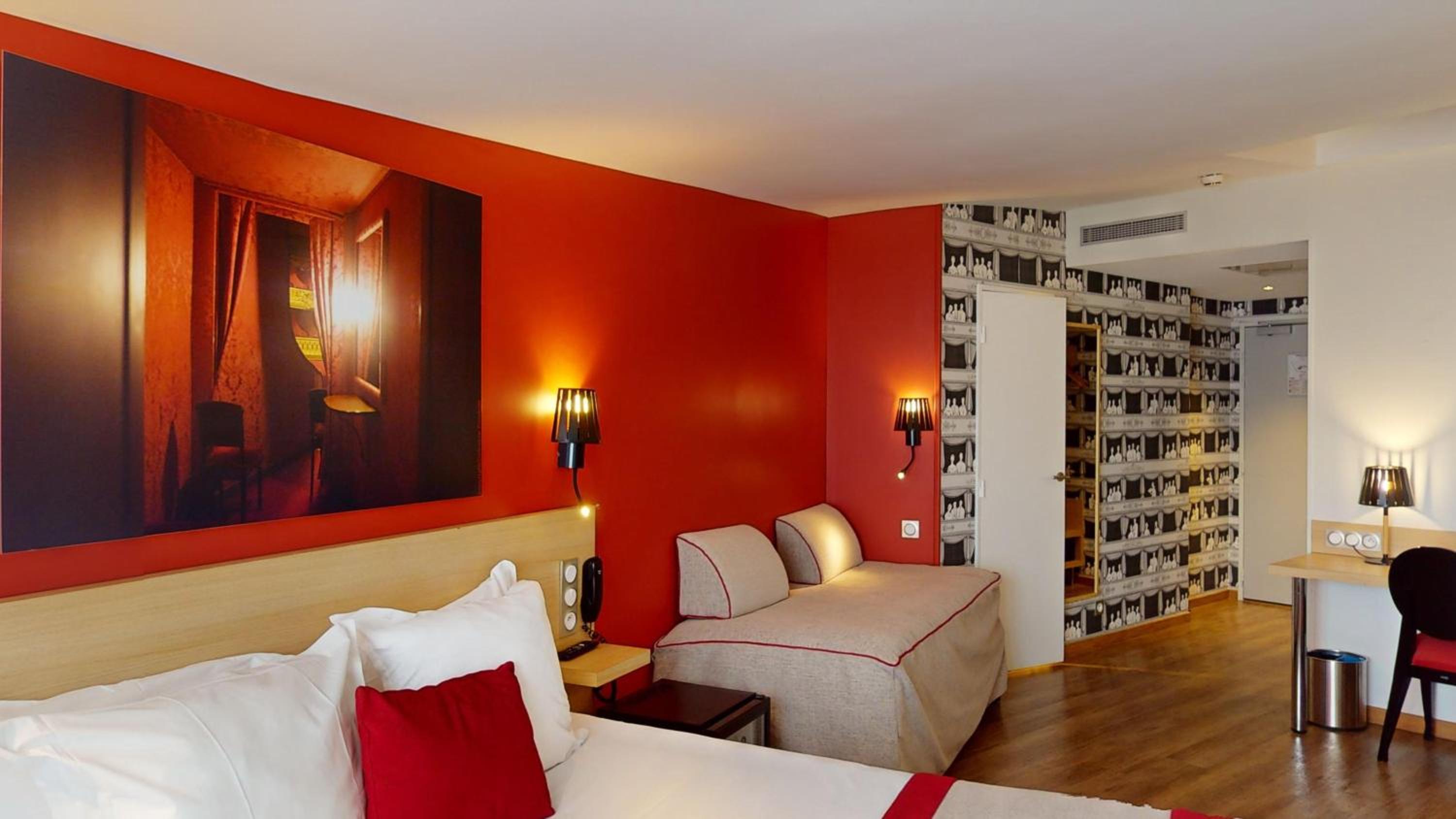 Queen Room with Single Bed thumbnail 6