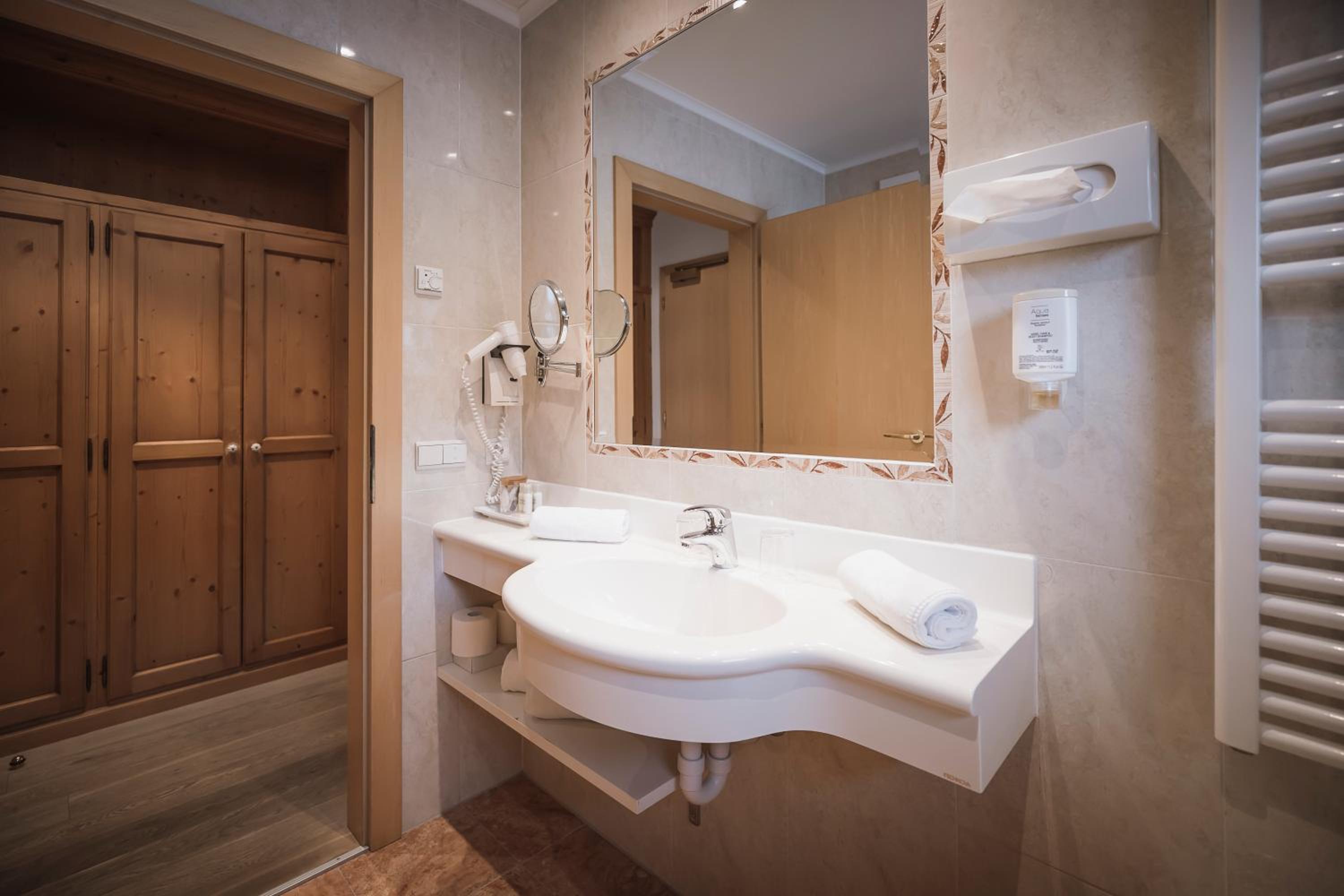 Double Room with Balcony - Photo 3