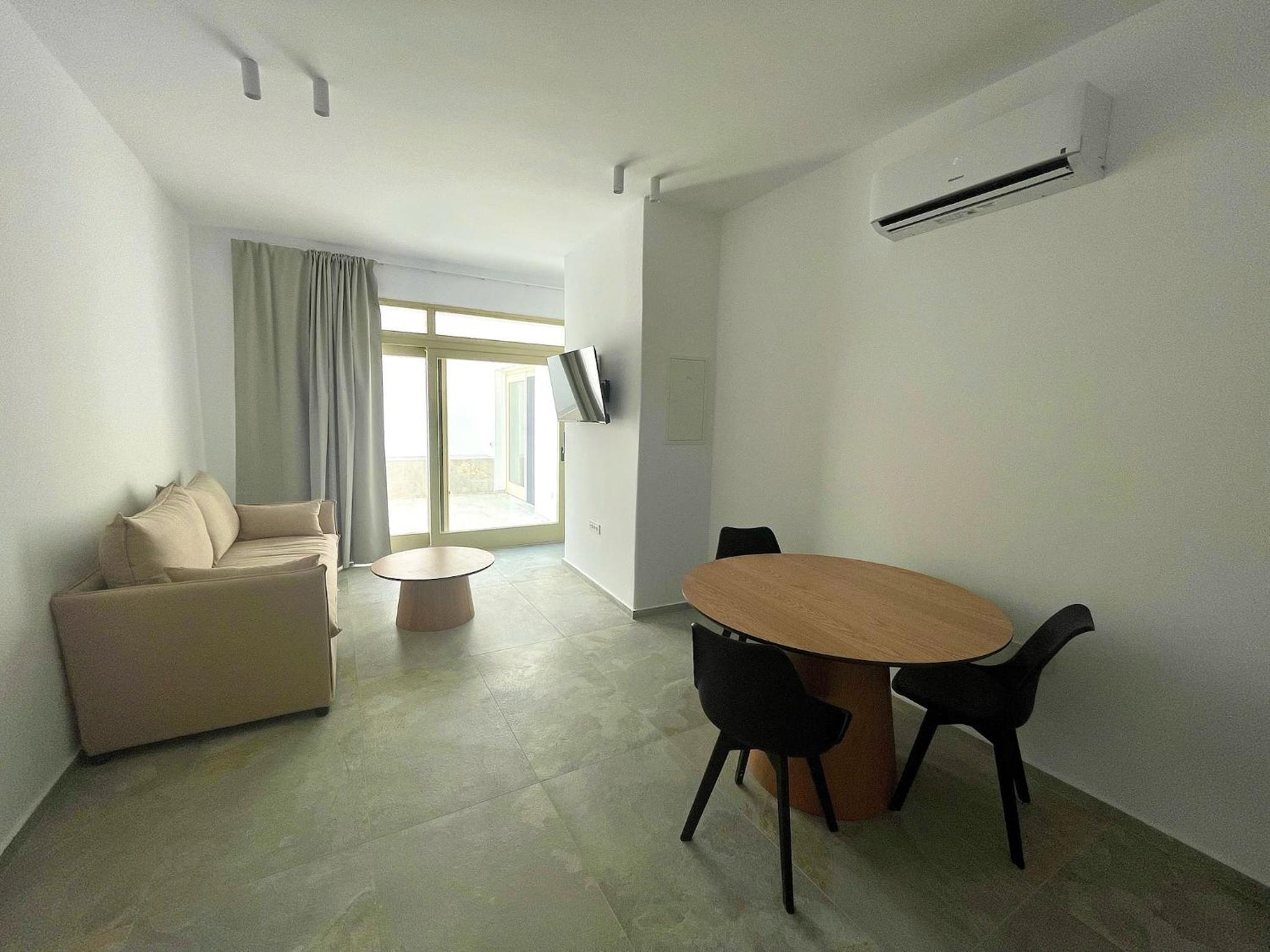 One-Bedroom Apartment photo 1