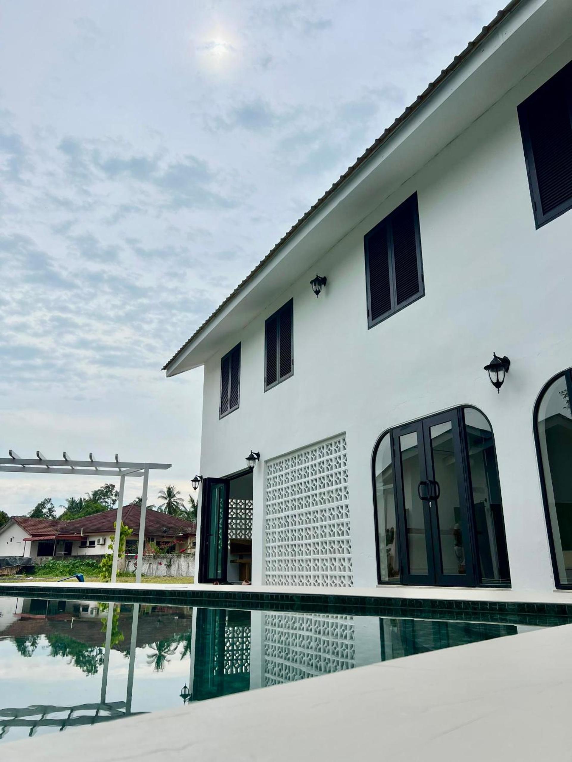 Six-Bedroom House photo 2