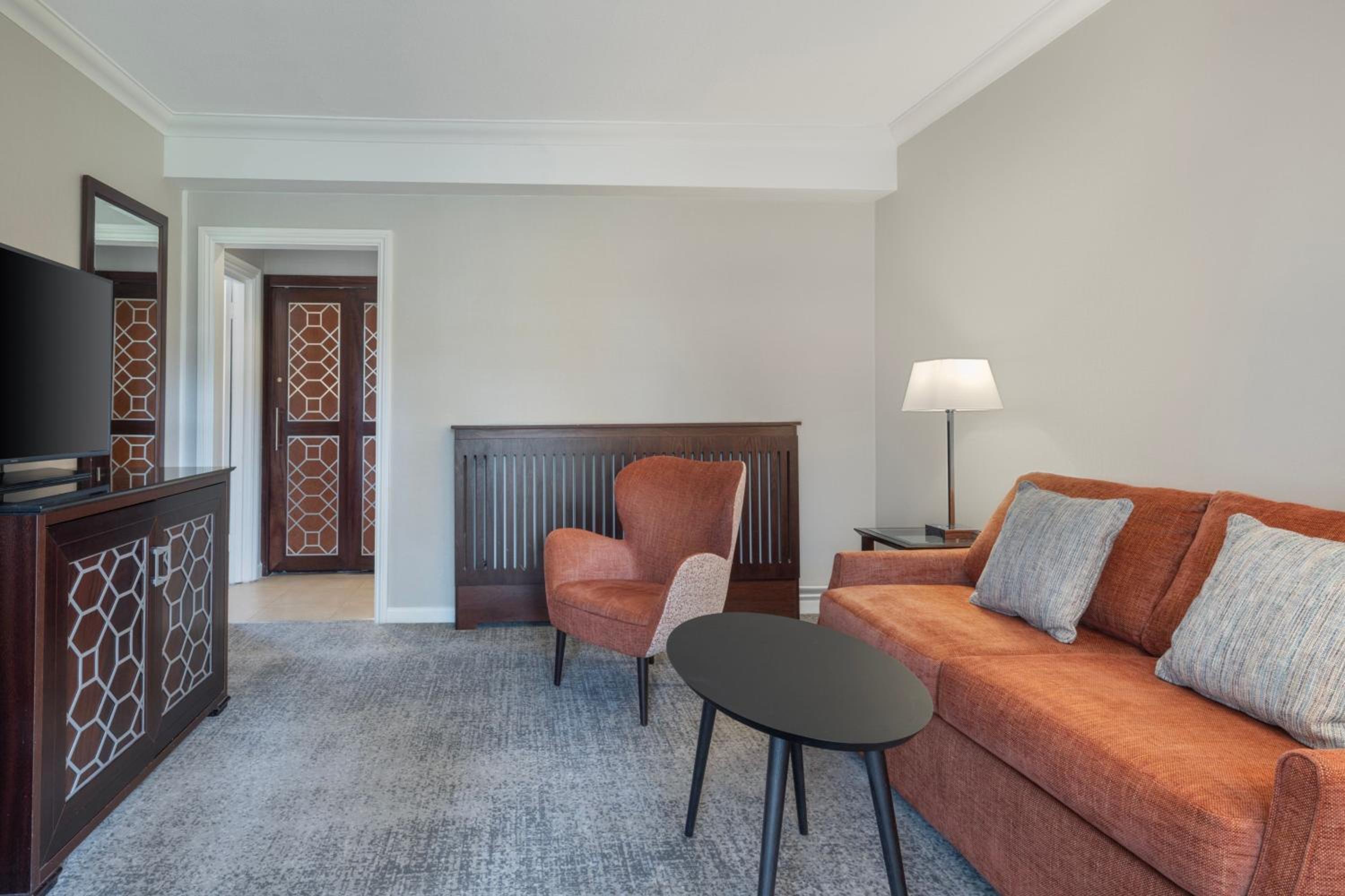 One-Bedroom King Suite with Sofa Bed - Photo 4