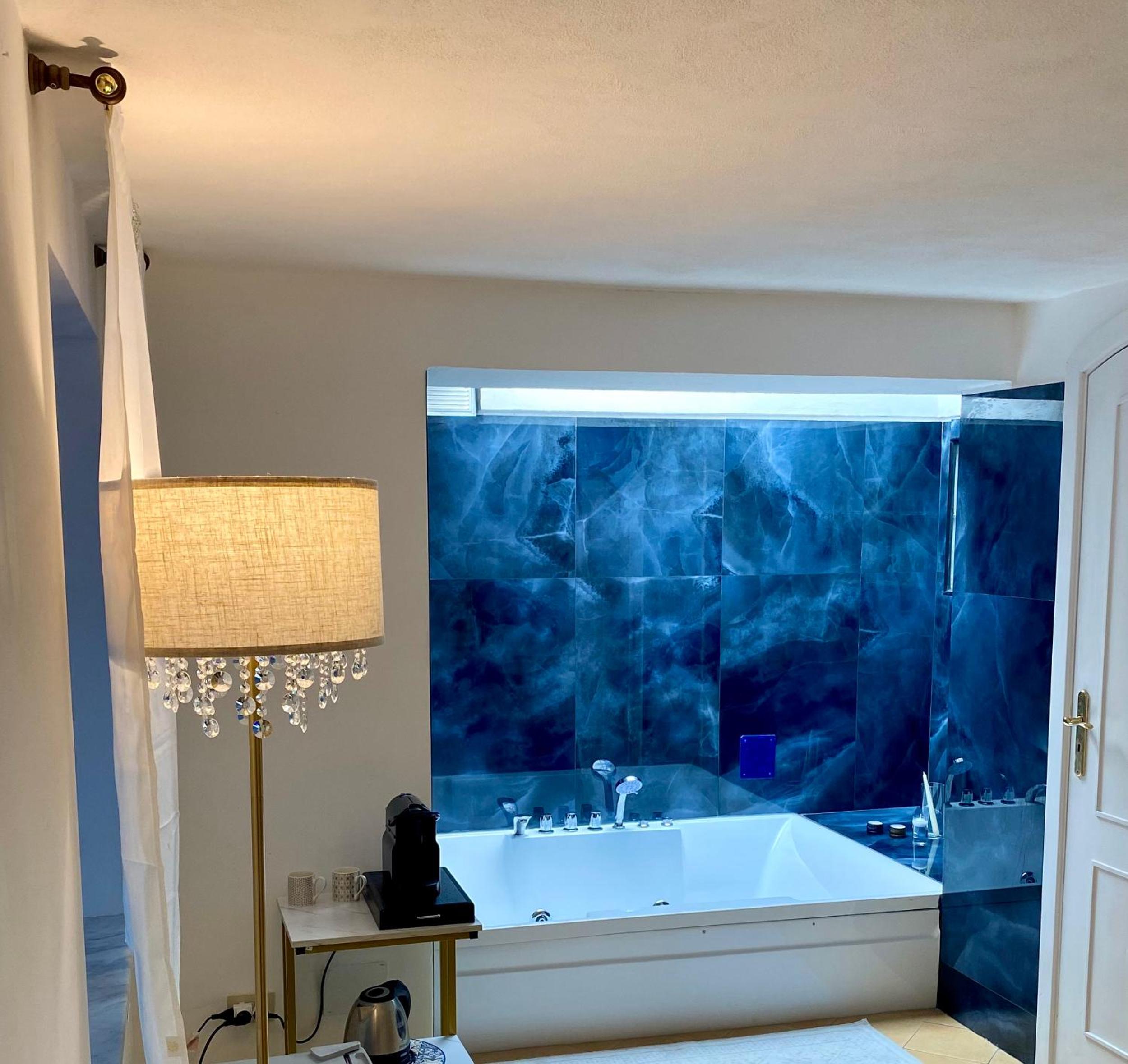 Deluxe Suite with Spa Bath photo 3