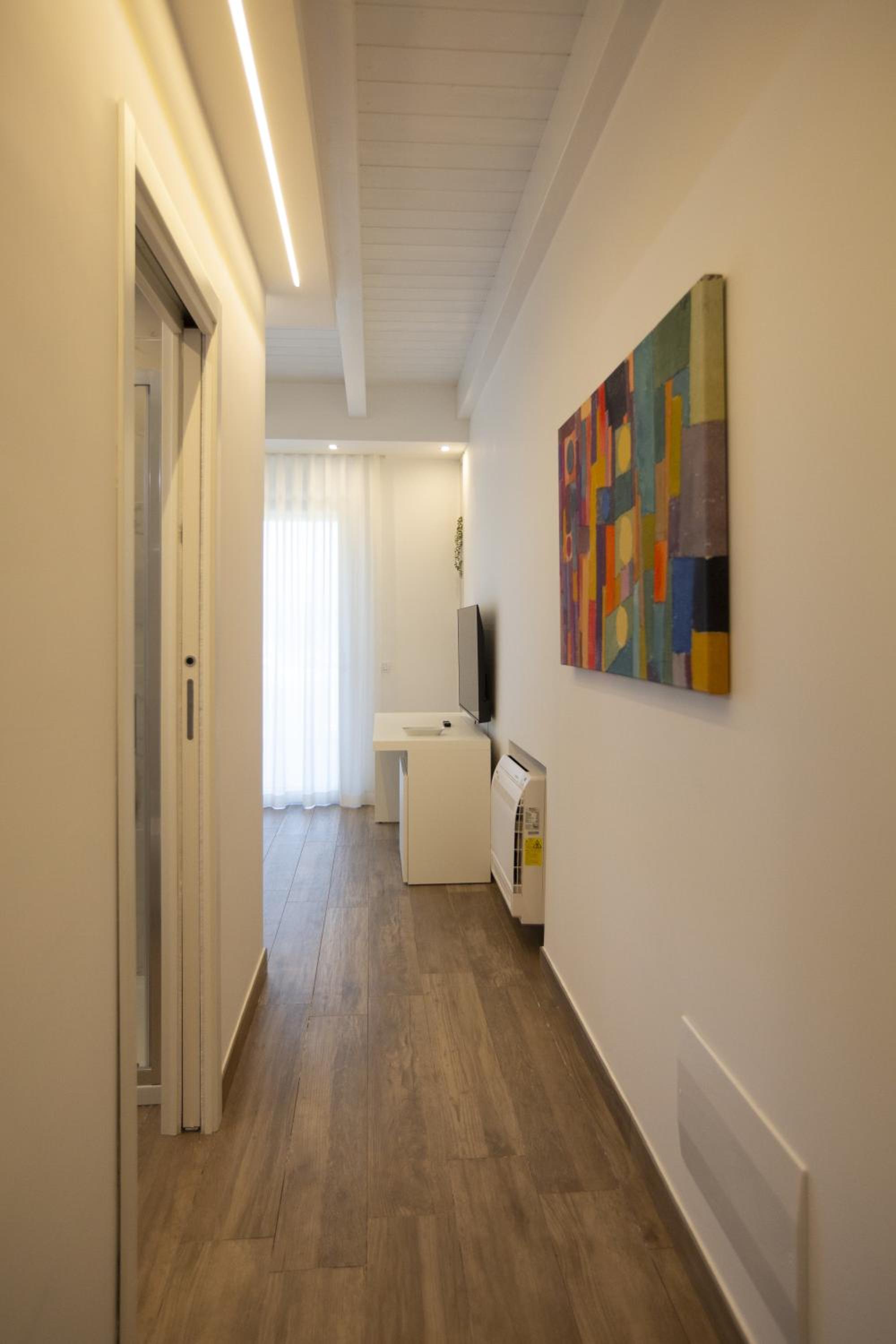 One-Bedroom Apartment photo 1