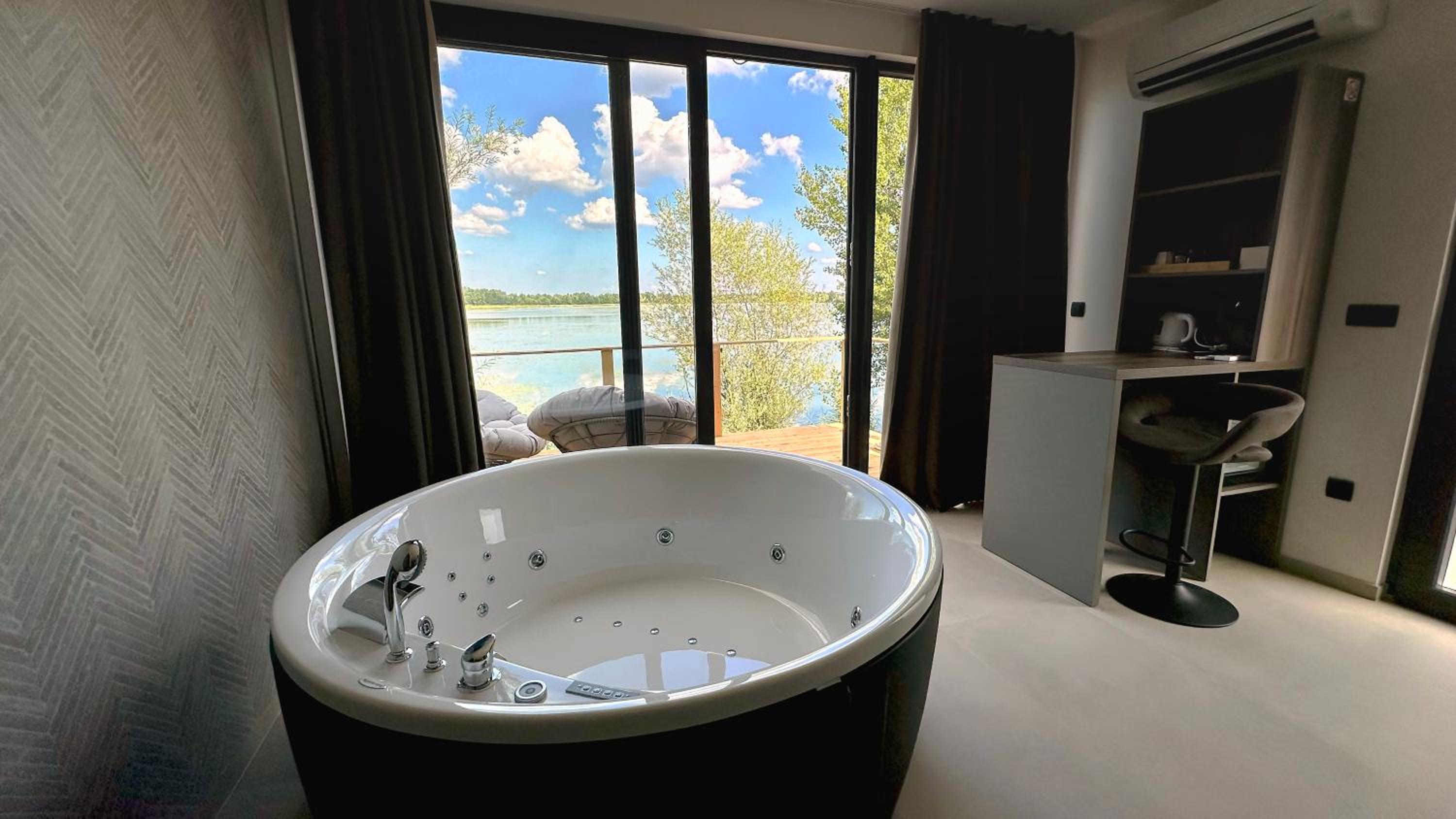 Bungalow - Water Front  - Photo 7