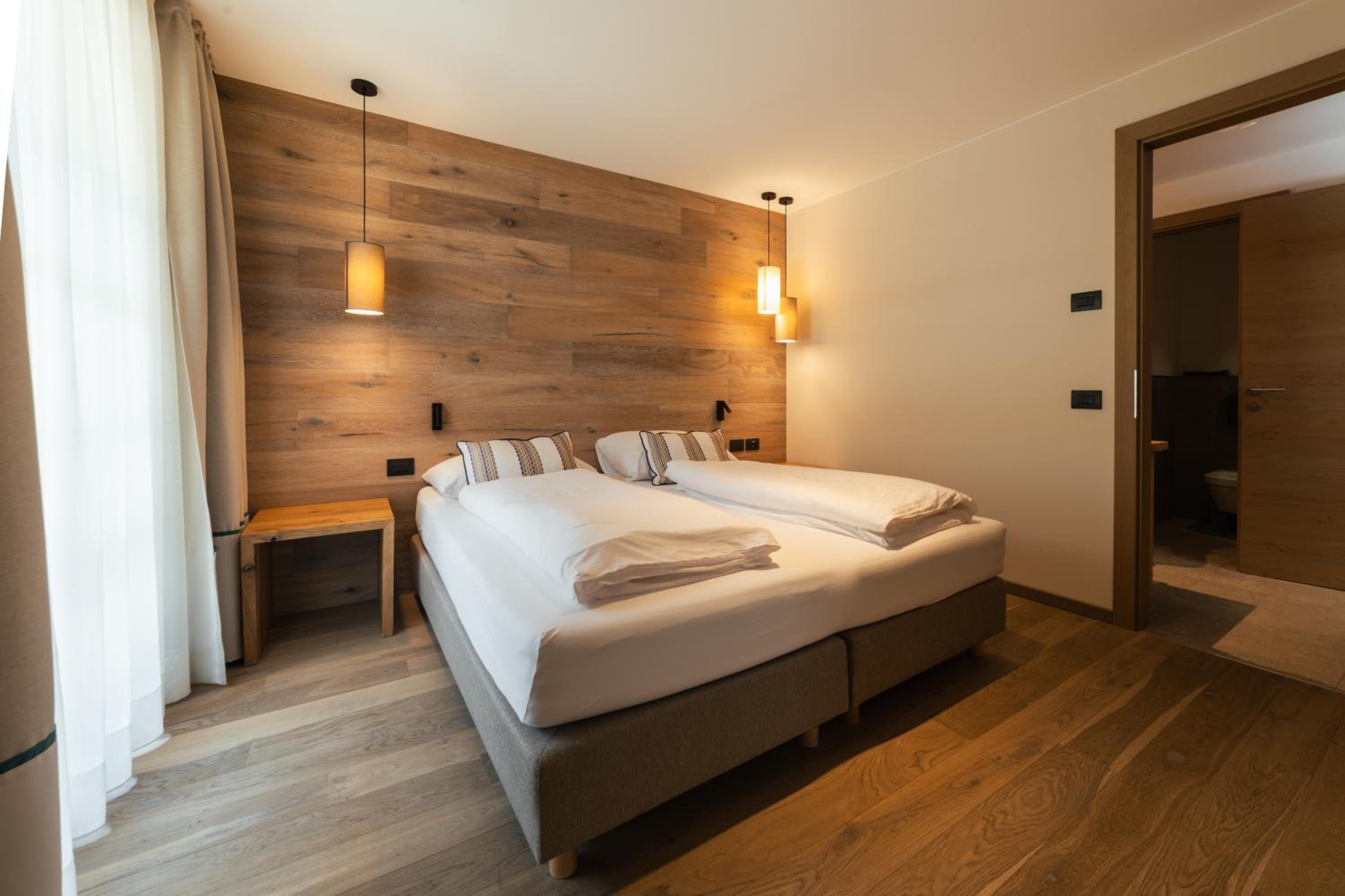 Large One-Bedroom Apartment (4 Adults)