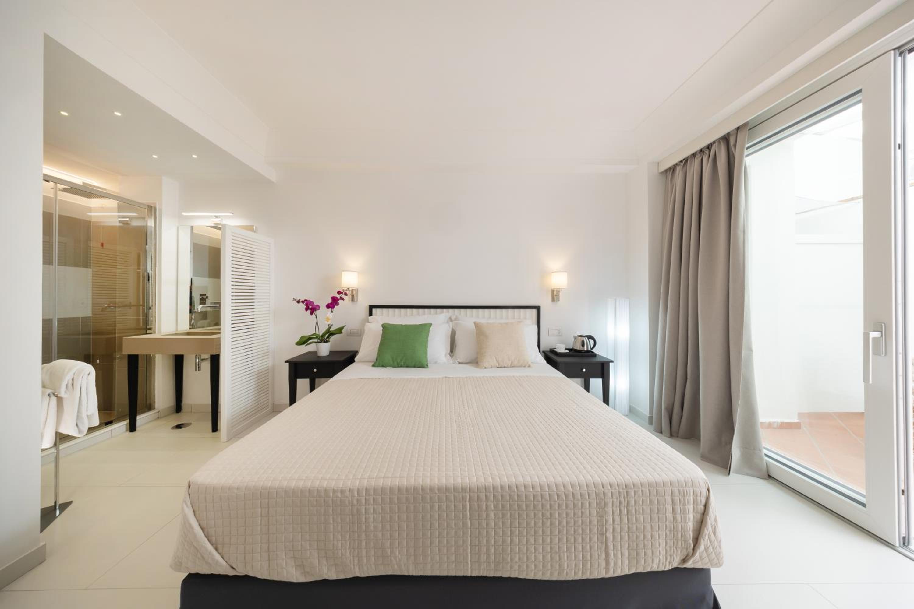 Double Room with Private Bathroom photo 3