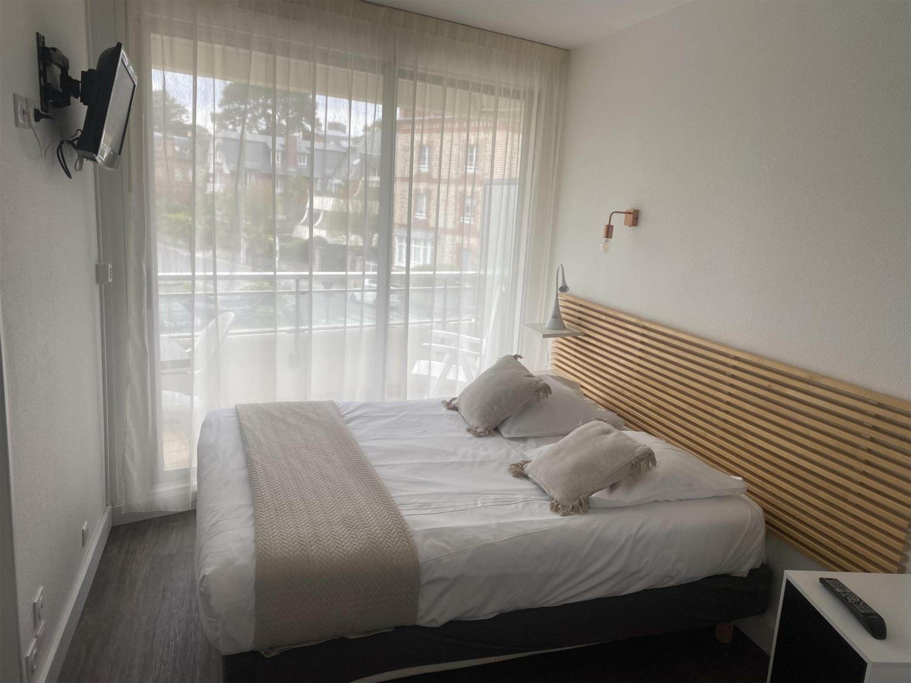 Studio Apartment with Queen Bed, Terrace and Street View - Non-Smoking