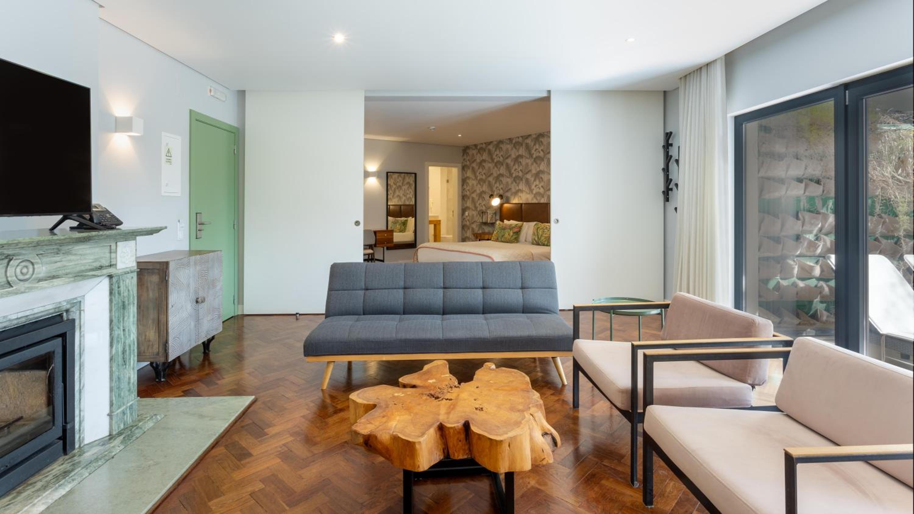 Premium Suite with Balcony and Kitchenette - Photo 4