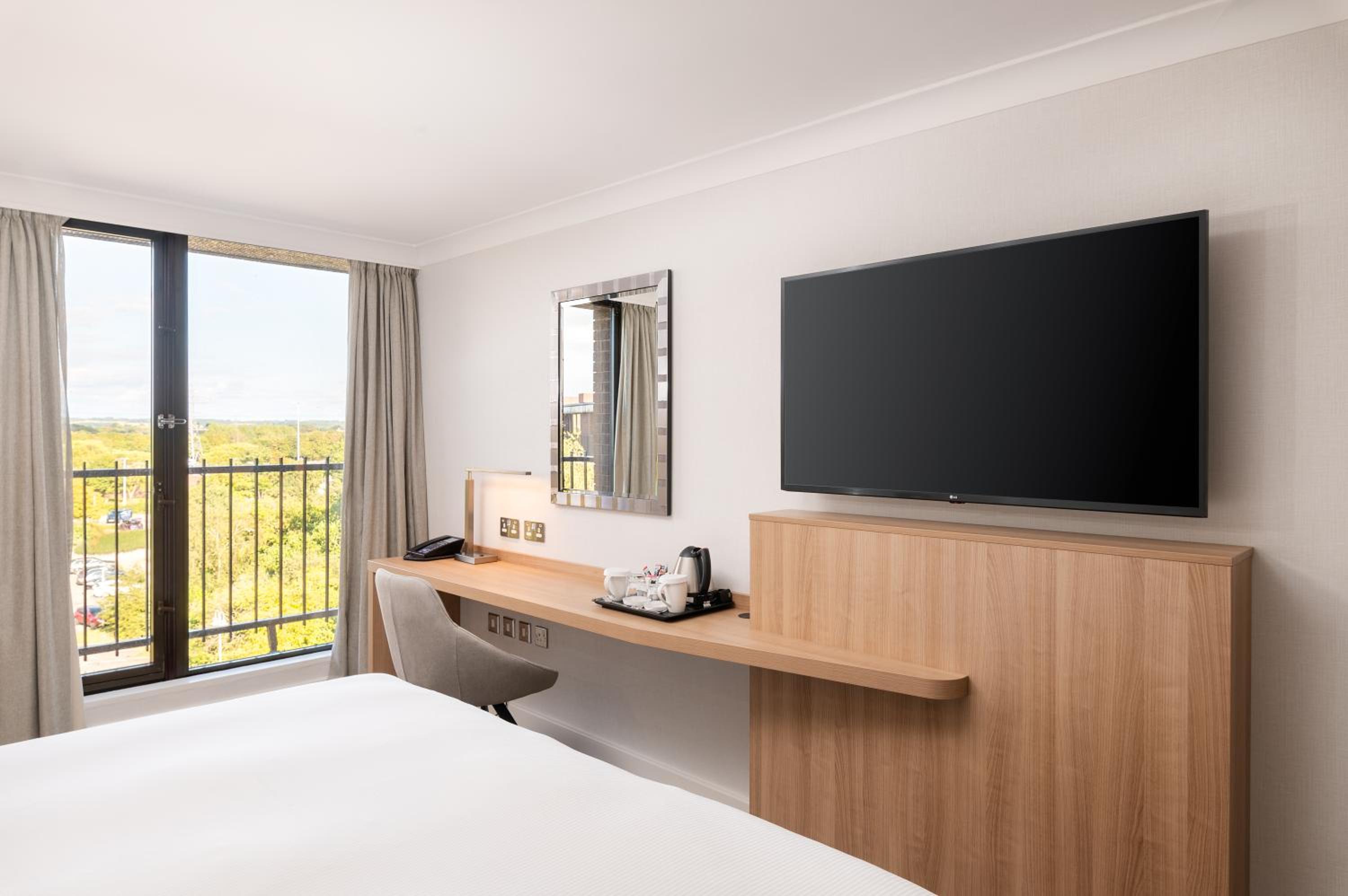 Deluxe King Room - Photo 2