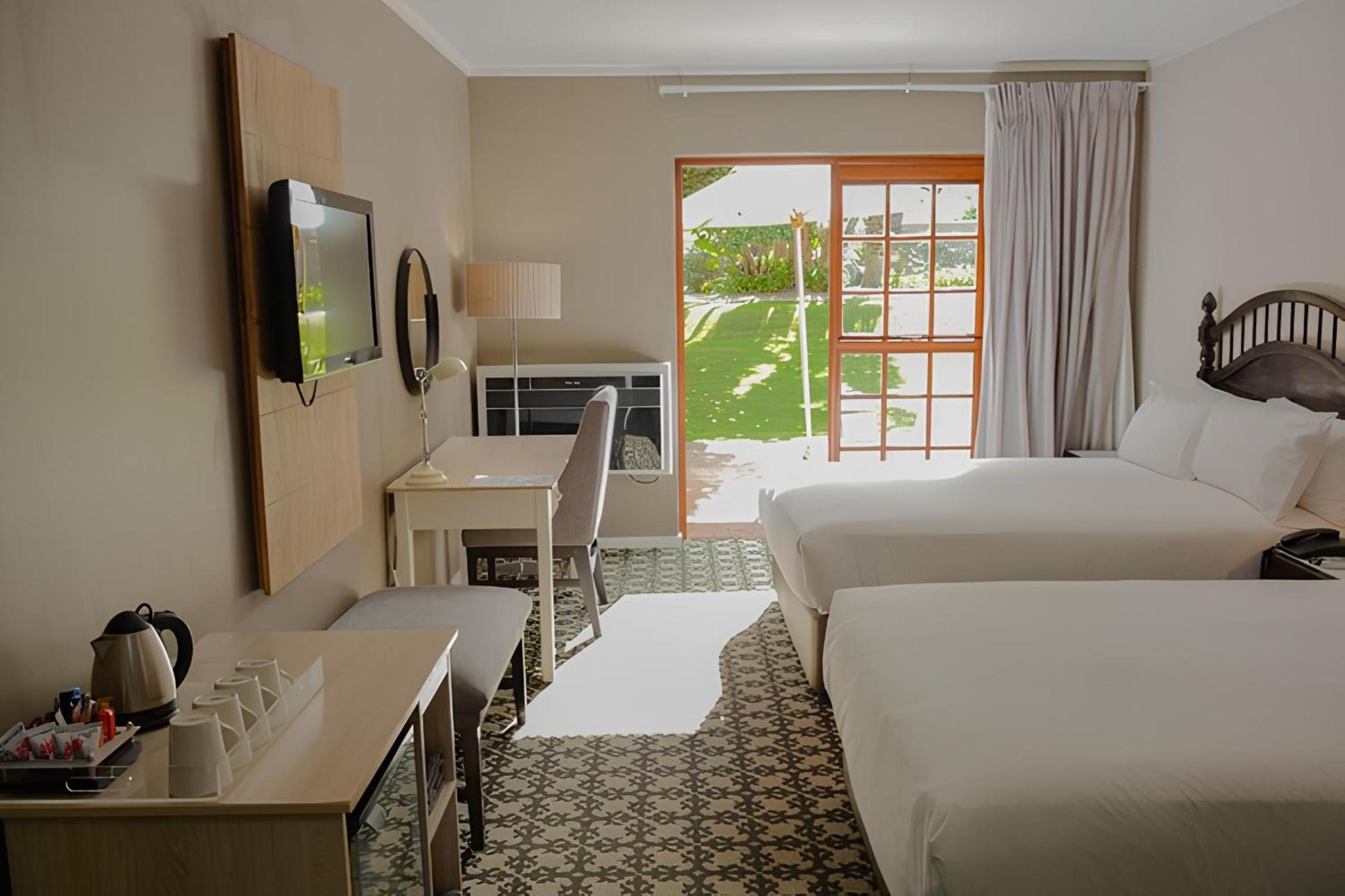 Superior Double or Twin Room with Pool View photo 2