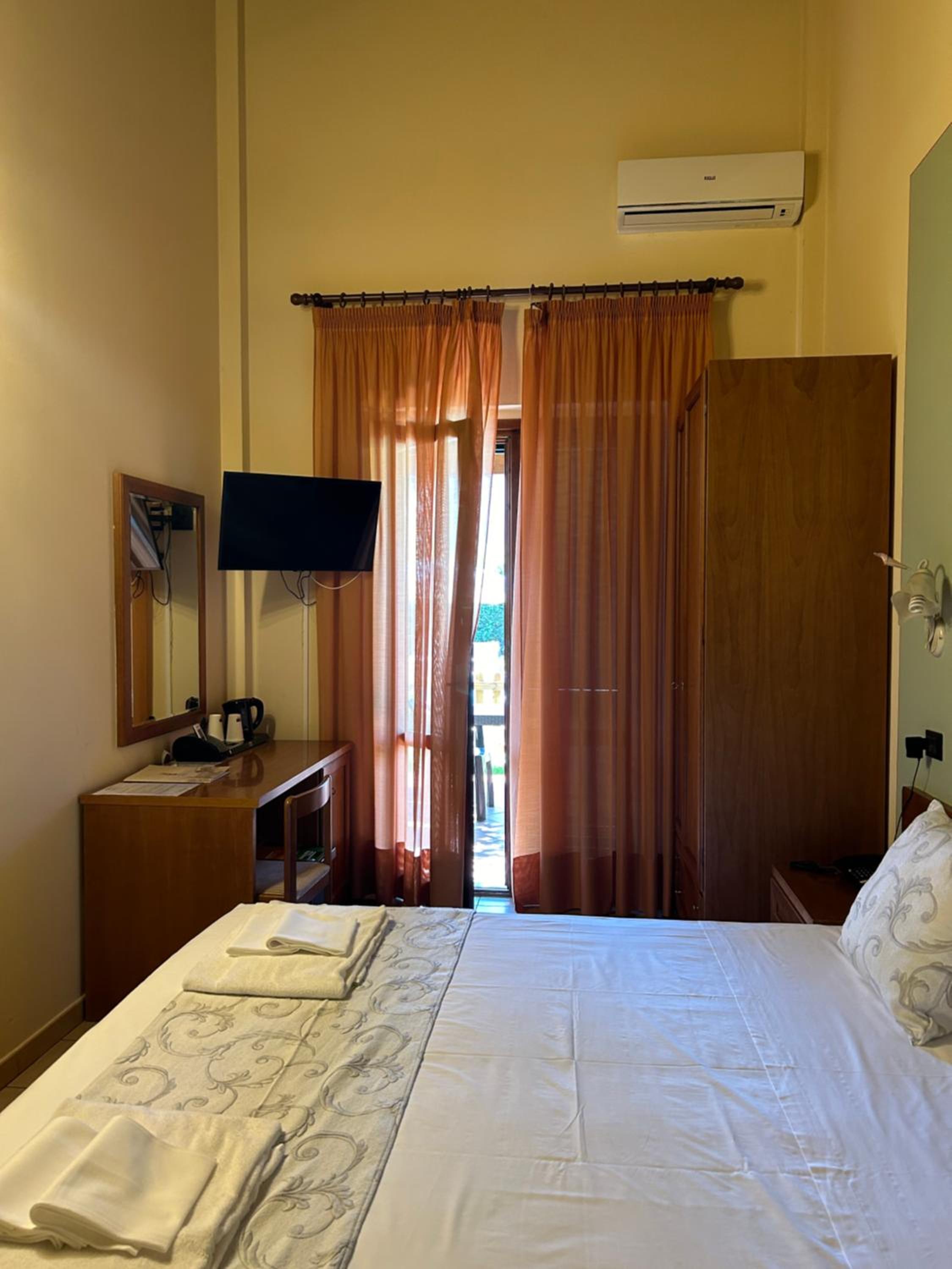 Triple Room with Pool View - Photo 1