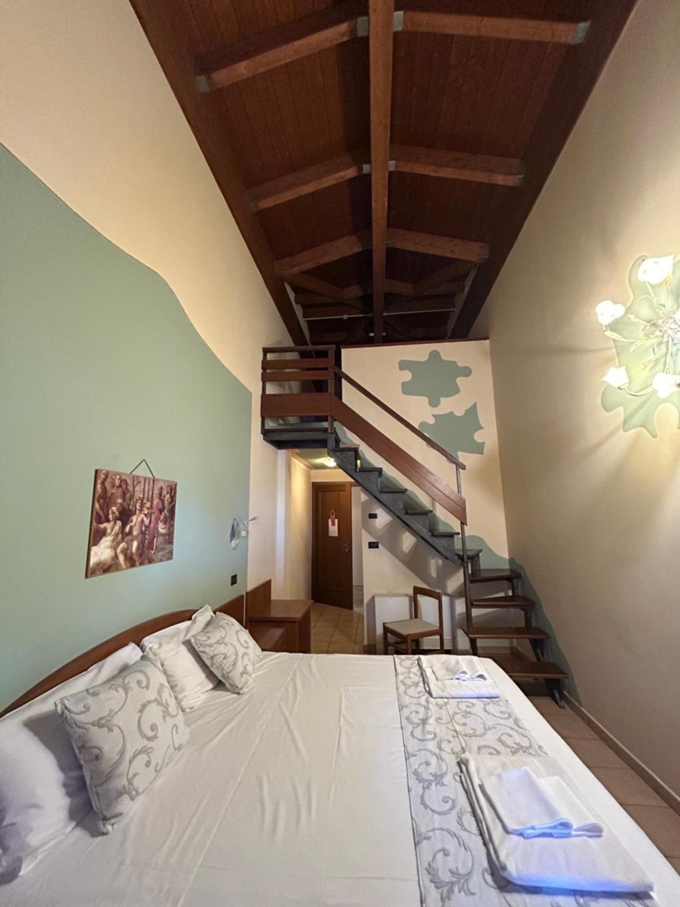 Triple Room with Pool View - Photo 3