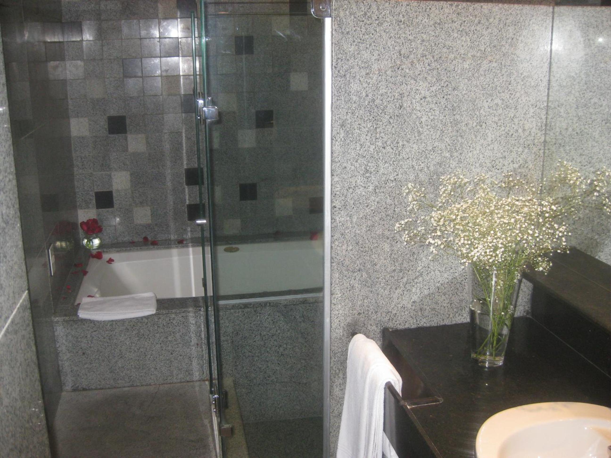 Executive Suite with Spa Bath thumbnail 6