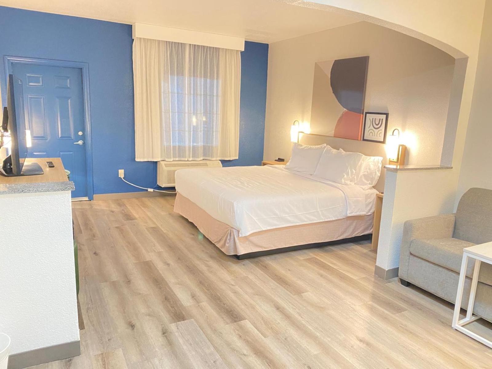 King Room with Sofa Bed - Non-Smoking - Photo 1