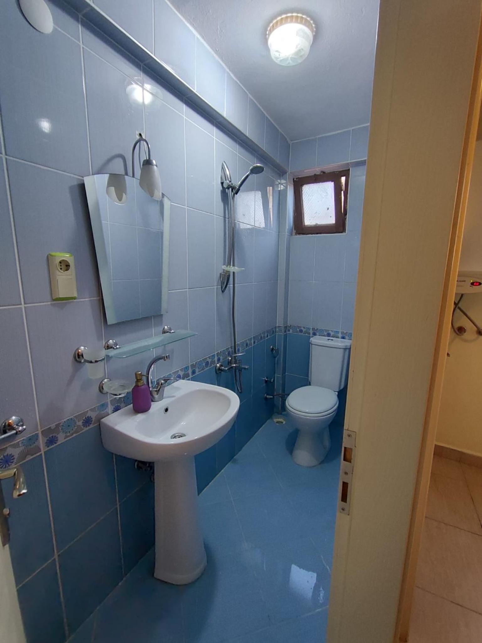 Family Room with Private Bathroom photo 2