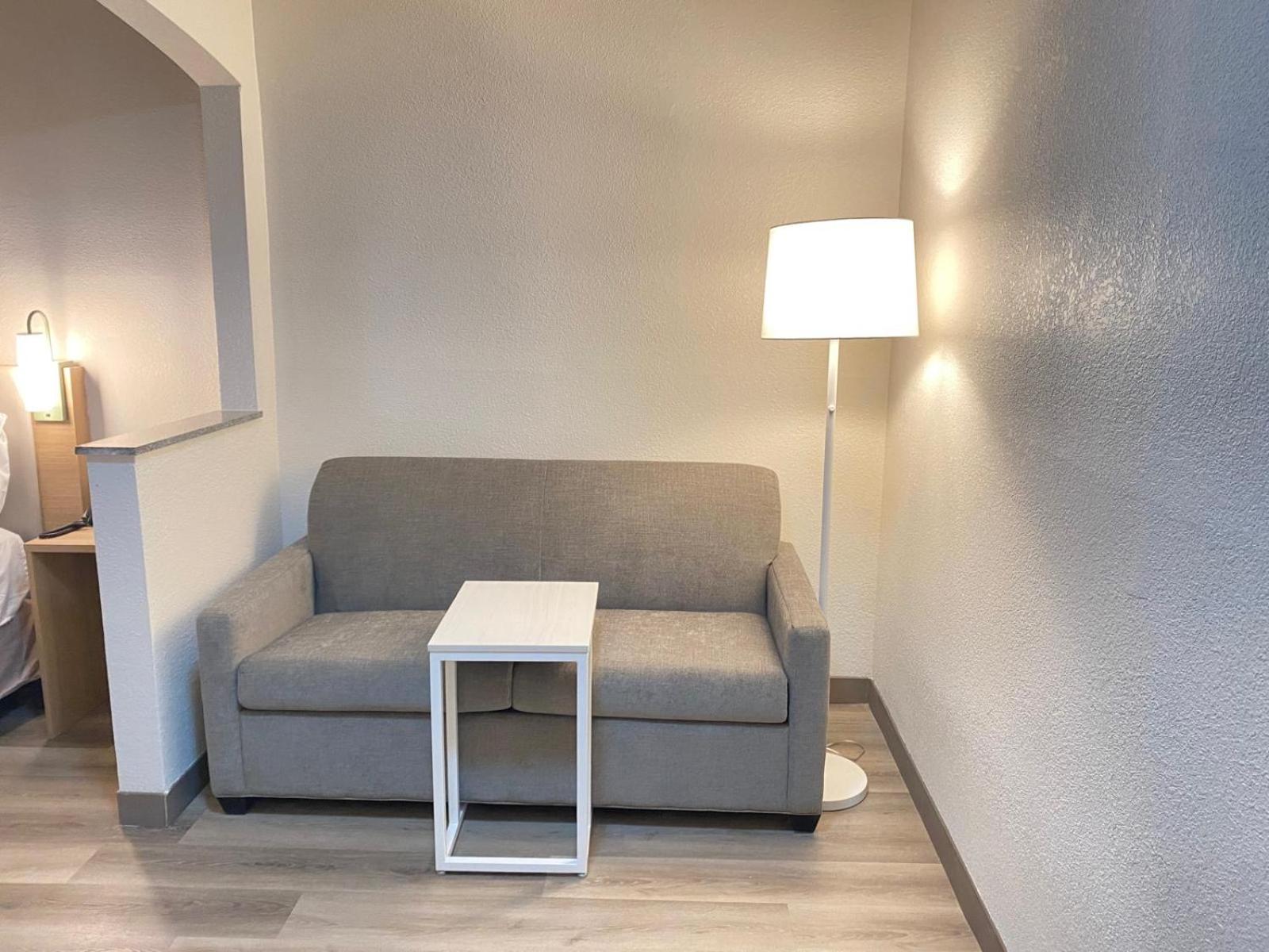 King Room with Sofa Bed - Non-Smoking - Photo 2